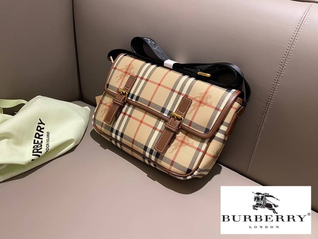 BURBERRY MESSENGER VINTAGE BAG VIP GIFT WITH PURCHASE (GWP) พรีเมี่ยมกิ๊ฟ Limited Edition จาก BURBERRY วัสดุหนังทั้งใบลายวินเทจ ตกแต่งคาดเข็มขัดด้านหน้า เปิดปิดด้วยกระดุมแม่เหล็ก ภายในมีช่องใส่ของโล่งกว้าง สามารถใส่มือถือ ipad mini ของจุกจิกได้ อะไหล่แบรน
