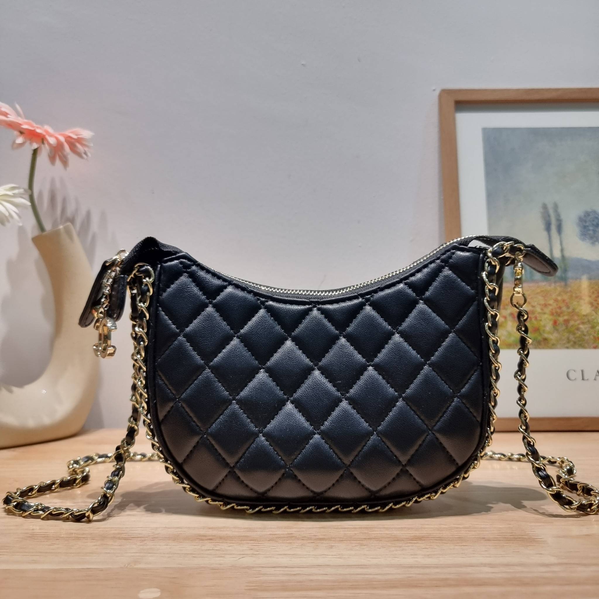 Chanel small hobo bag ใหม่ล่าสุดคอล 2023 กับกระเป๋าสะพายทรงโฮโบ ที่มีลูกเล่นให้สาวๆได้ใช้ไม่มีเบื่อ มีอะไหล่เกี่ยวปรับทรงได้ ดีไซน์โซ่ตกแต่งรอบตัว