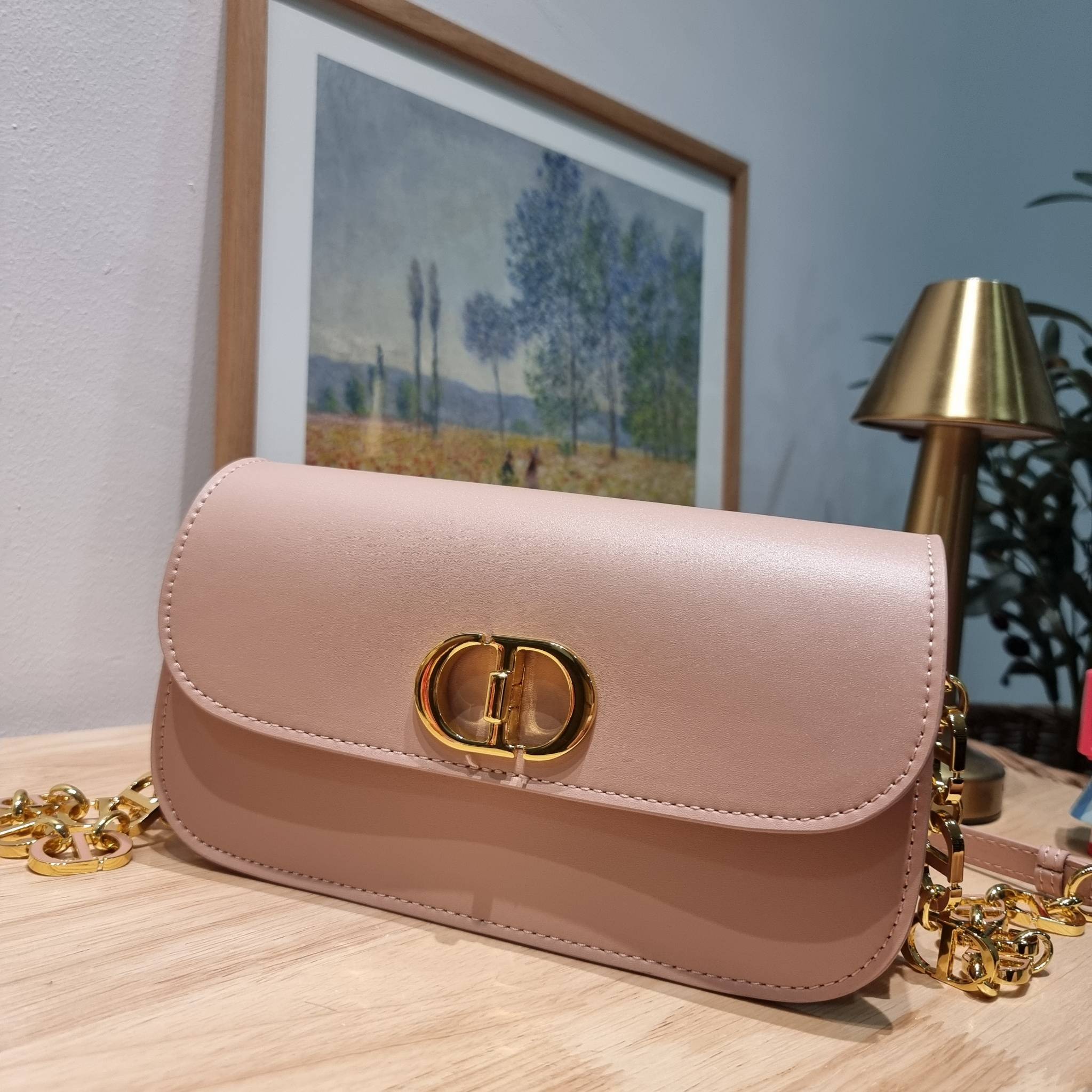 DIOR 30 MONTAIGNE AVENUE BAG สวยหรู ดีเทลแพง ต้องยกให้ไอเท็มนี้เลย กับกระเป๋าสะพายข้าง รุ่นที่ใครเห็นเป็นต้องรัก ดีไซน์เรียบง่าย แต่แฝงความผู้ดี
