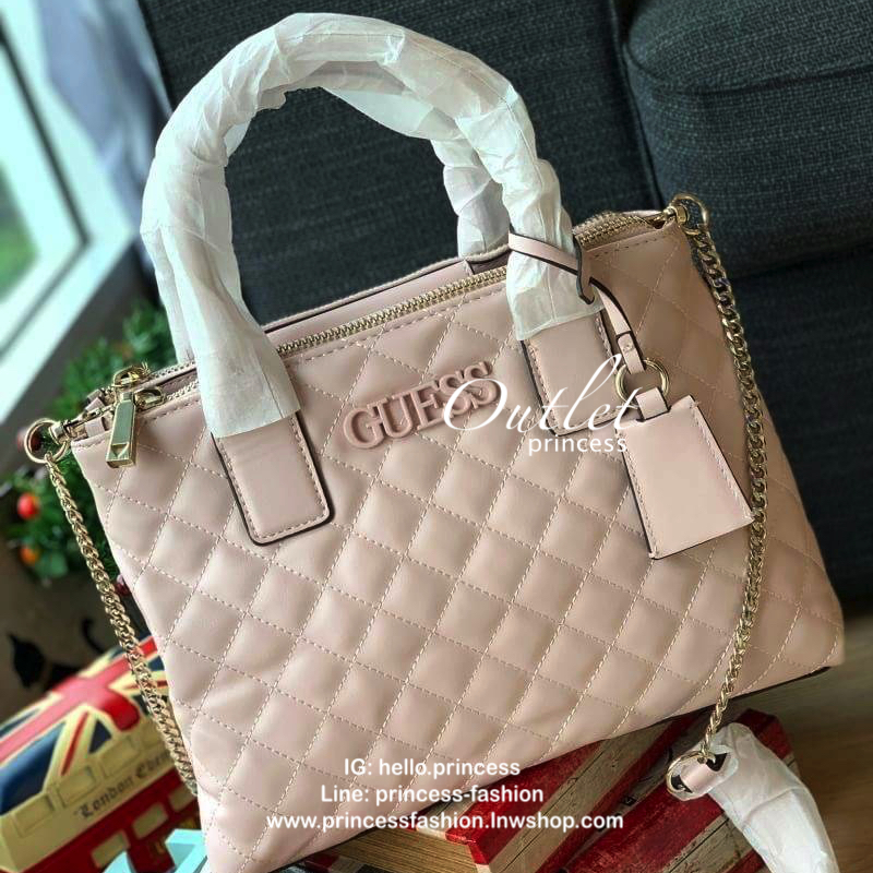 Guess Elliana Quilted-Look Handbag กระเป๋าสะพายรุ่นใหม่ล่าสุดจาก Guess วัสดุหนังนิ่มเรียบ แต่งลายตารางสวยดูมีดีเทล ขนาดกำลังดี น้ำหนักเบา ด้านหน้าประดับโลโก้แบรนด์แบบนูน มีช่องใส่ของหลายช่อง เปิดปิดด้วยกระดุมแม่เหล็กและช่องซิป ภายกว้างมีช่องใส่ของแยกเป็นส