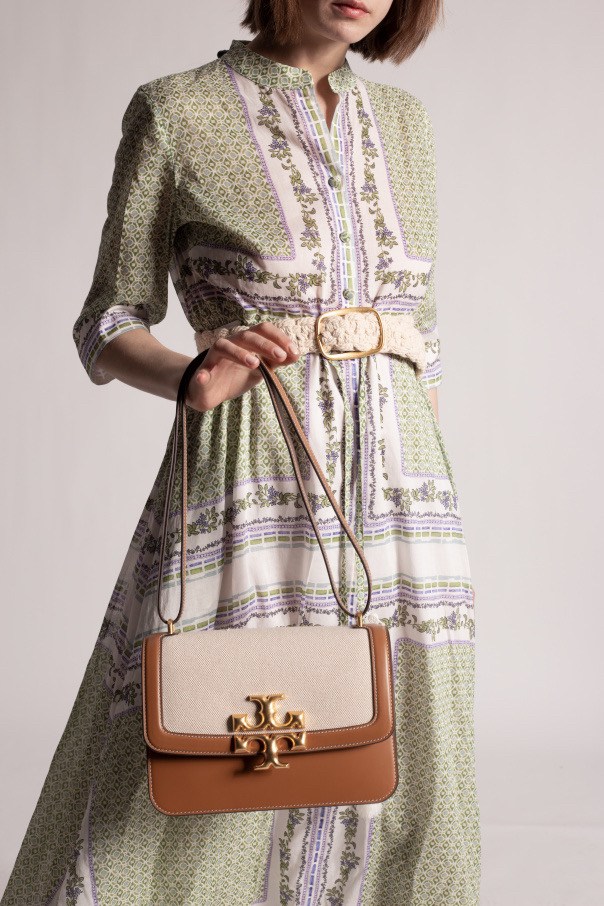 ของแท้ 💯% TORY BURCH ‘ELEANOR’ SHOULDER BAG กระเป๋าสะพายข้าง ไซส์กำลังน่ารัก วัสดุทำจากผ้าCanvas สลับหนังแท้ ฝาพับเปิดปิดด้วยแผ่นแม่เหล็ก มีช่องเล็กแยกอีกหลายช่อง ใส่โทรศัพท์ สมุดบัญชีได้