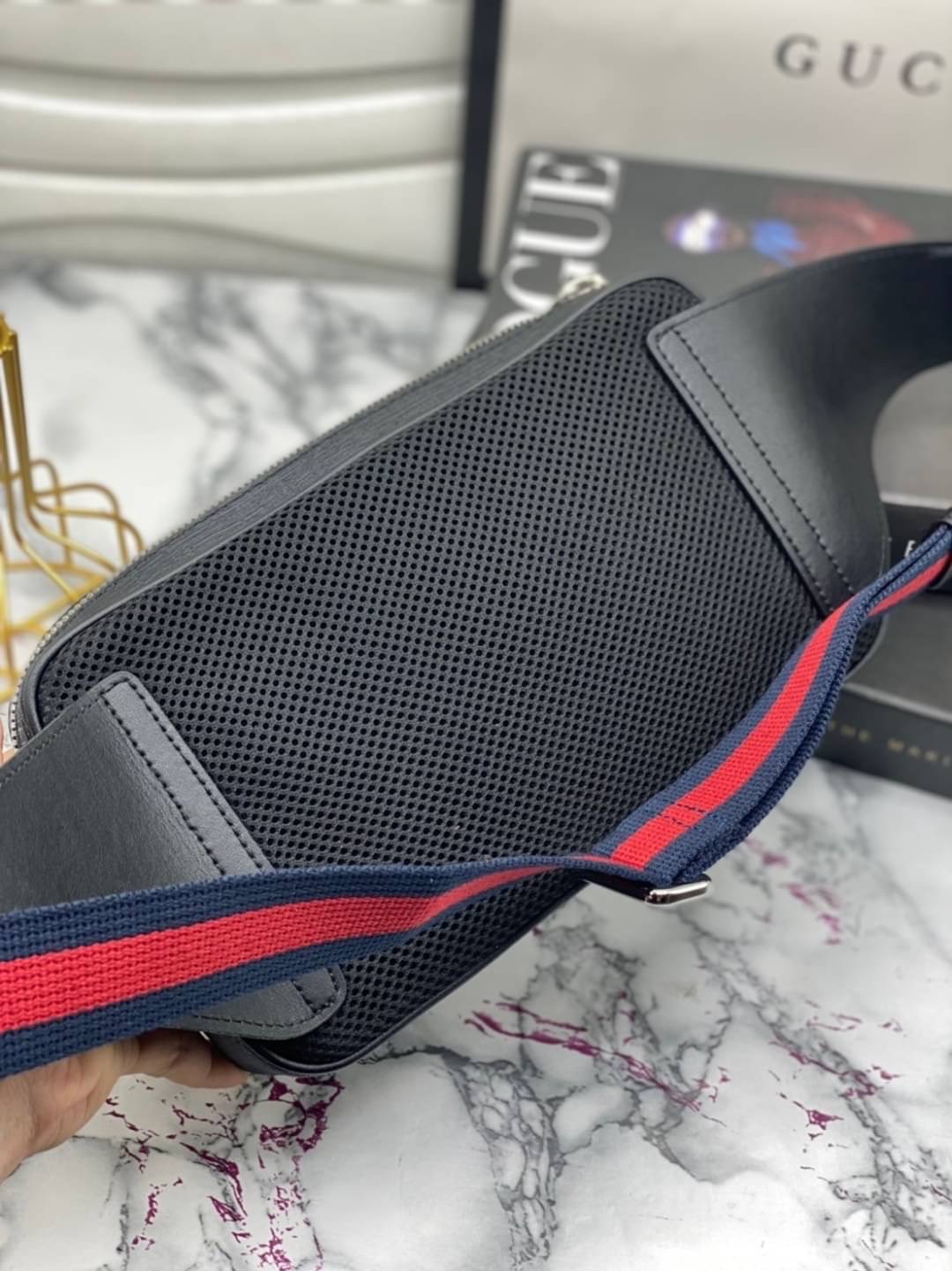 หนังแท้ GUCCI TIGER Belt Bag / GG Belt Bag / GG Supreme Belt Bag คอลเลคชั่นฉลองปีเสือ โดดเด่นด้วยลายพรินท์ ไม่เหมือนใคร ไอเท็มที่หนุ่มๆเรียกร้อง กระเป๋าคาดอก/คาดเอว สายสะพายปรับได้ สายสปอร์ต สายแคมป์ปิ้ง หรือจะสายไหน ใบนี้ตอบโจทย์ทุกลุค ง่ายๆเท่ๆ สุดคุ้ม!