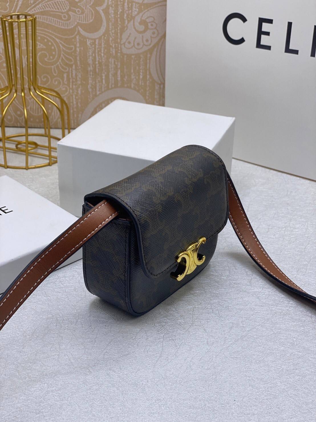 CELINE MINI TRIOMPHE IN TRIOMPHE Shiny calfskin เกรดออริจินอล กระเป๋ามินิทรงชิค ดีไซน์รูปกล่องสุดแสนมินิมอล สามารถสะพายแบบ Crossbody และยังเป็น Belt Bagได้อีกด้วย วัสดุแคนวาสลาย Triomphe แบบไม่มีตกยุค