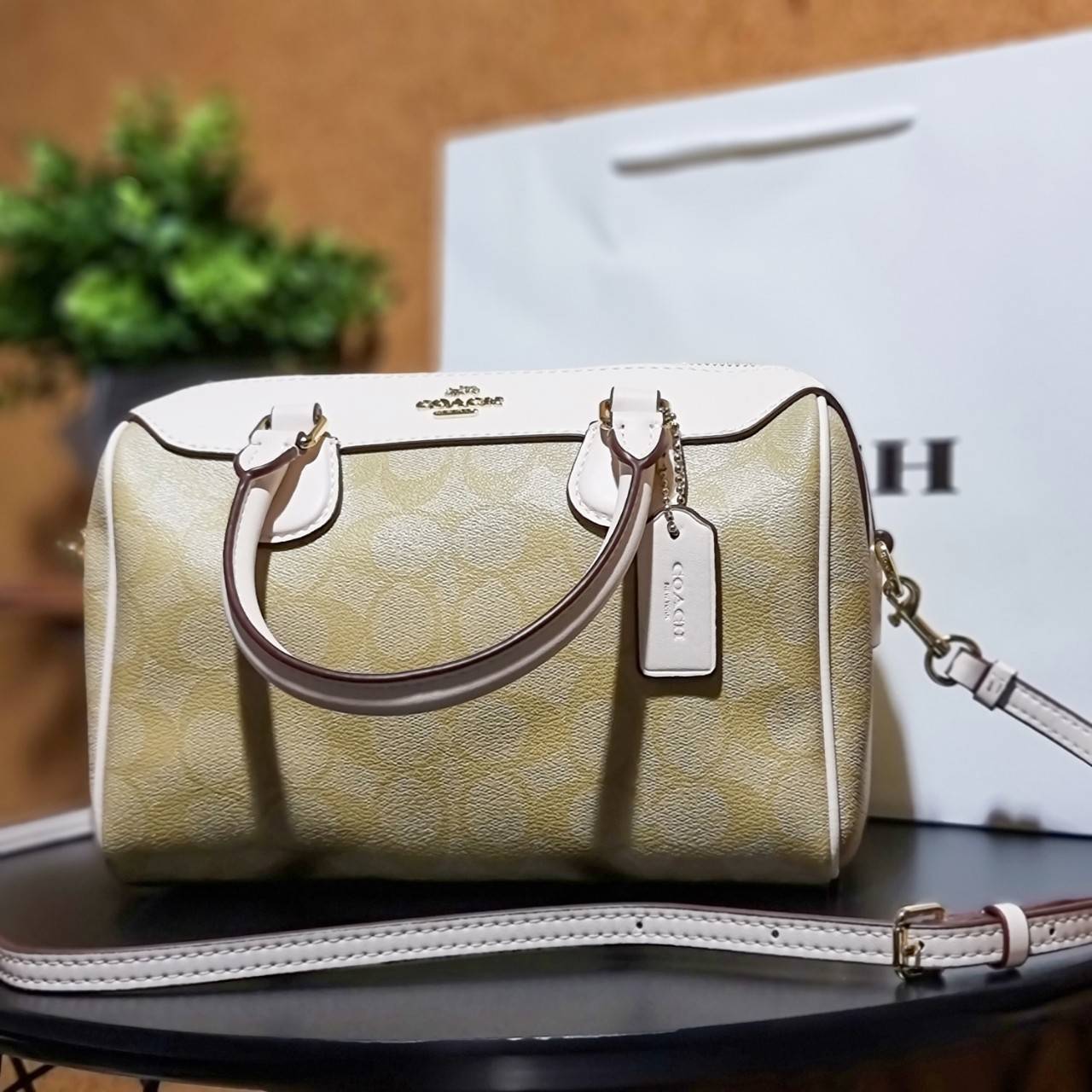 ของแท้ 💯% 】COACH F32203 MINI BENNETT SATCHEL IN SIGNATURE CANVAS กลับมาอีกครั้ง!! กับกระเป๋าทรงหมอนยอดฮิต 🥳 มีกี่สีก็ขายหมด วัสดุหนังแคนวาสเคลือบลาย ทรงสวยใช้งานได้ทุกโอกาส