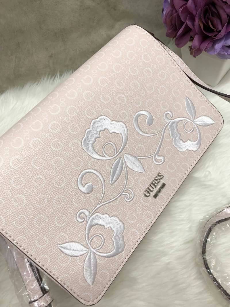 GUESS Embroidery Shoulder Bag กระเป๋าไหล่หรือ crossbody วัสดุหนังแกะเทียม น้ำหนักเบา ตัวกระเป๋าเพ้นท์ลายตัวG ทั้งใบ พร้อมปักรูปดอกไม้ด้านหน้า มาให้ งานปักละเอียด สวยมากๆ ค่ะ เปิดปิดกระเป๋าแบบฝาปิด แม่เหล็ก ใข้งานง่าย ด้านในโล่ง ใส่ ipad mini ได้ และมีช่อง