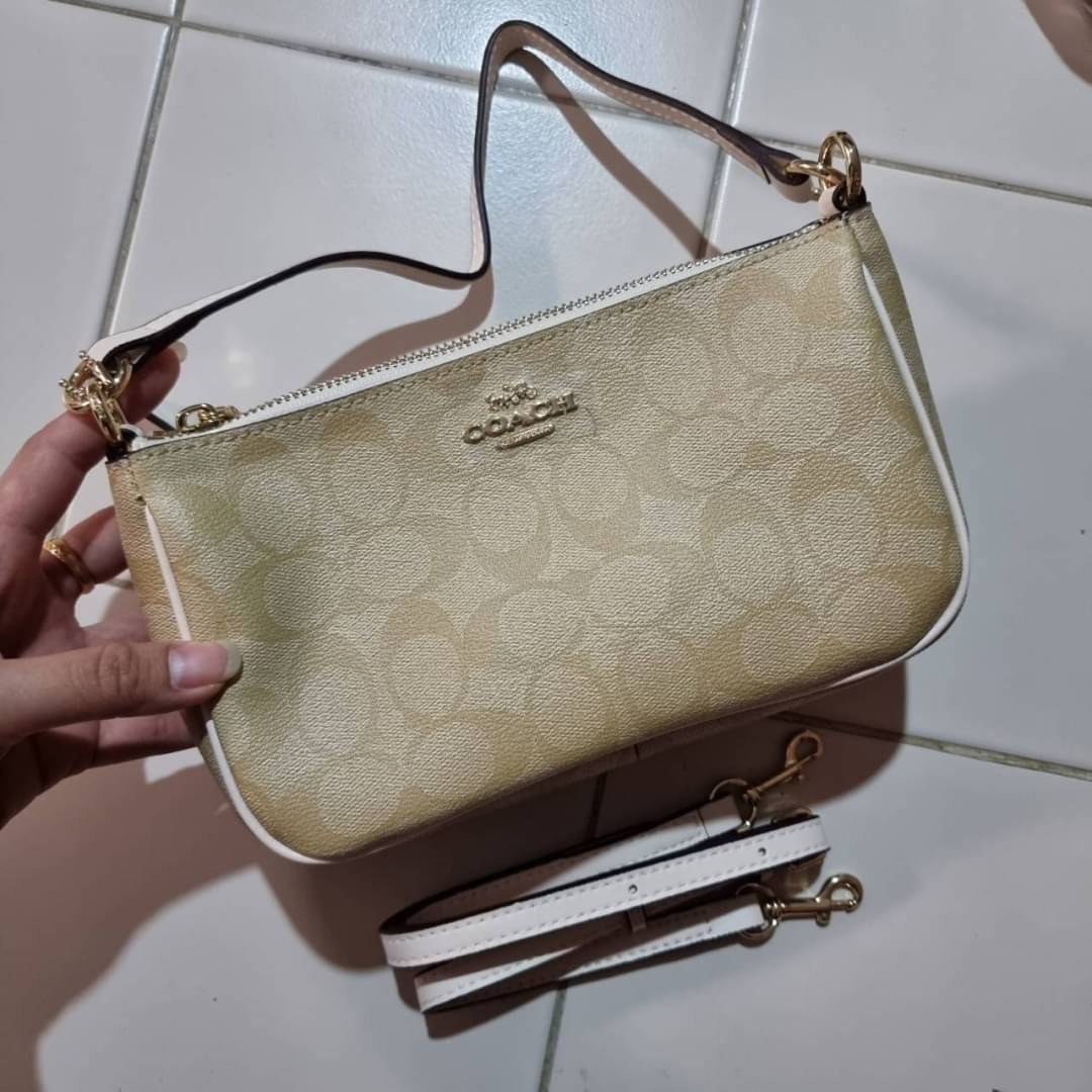 COACH F58321 TOP HANDLE POUCH อีกรุ่นฆ่าไม่ตาย!! 😎 ขายดีขายหมด ขายรวยขายปังๆ!! กระเป๋าพอชจากโค้ช ทรงใช้งานง่าย สะดวก กะทัดรัด วัสดุหนังแคนวาสเคลือบคุณภาพดี มาพร้อมสายคล้องในตัว และสายสะพาย crossbody ปรับเปลี่ยนได้ตามสไตล์ อีกหนึ่งไอเท็มที่สาวๆต้อง