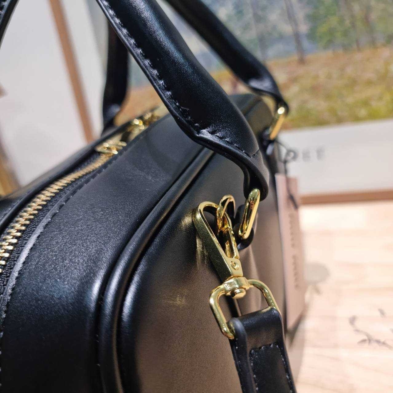 MIU MIU ARCADIE LEATHER BAG M, Geniş 27cm กระเป๋าถือ/สะพายสุดชิค น่ารักๆเก๋ๆ ดีไซน์เรียบแต่มากมีอยู่จริง สวยดูแพง