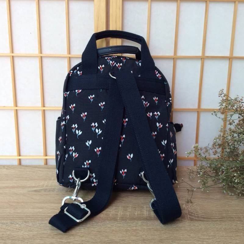 Kipling Mini Backpack K12688 กระเป๋าขนาดมินิ ใช้งานได้ถึง 3 แบบ ปรับเป็นเป้สะพายหลัง สะพายข้าง และมีหูหิ้ว ลวดลายสวยน่ารัก มีช่องเก็บหลายช่องแยกเก็บของจุกจิก ด้านข้างมีช่องโล่งไว้ใส่ขวดน้ำหรือของที่ต้องหยิบใช้บ่อยครั้ง สะพายได้กับสาวทุกลุคเลยค่ะ ไม่ควรพลา