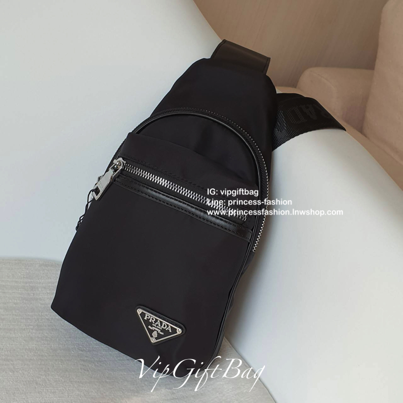มาใหม่อีกหนึ่งรุ่น Prada เหมาะกับท่านชาย กับกระเป๋าคาดอก ทรงสวย ทรงฮิต วัสดุผ้า NYLON คุณภาพดี กันน้ำ100% ใส่ของได้หลากหลาย ตัวกระเป๋าอะไหล่สีเงิน มาพร้อมซิปด้านหน้ากระเป๋า ใส่ของได้หลากหลาย เพิ่มลุคเท่ในวันชิลๆให้กับคุ ผู้ชายที่สุด จะซื้อใช้เองหรือเป็นขอ
