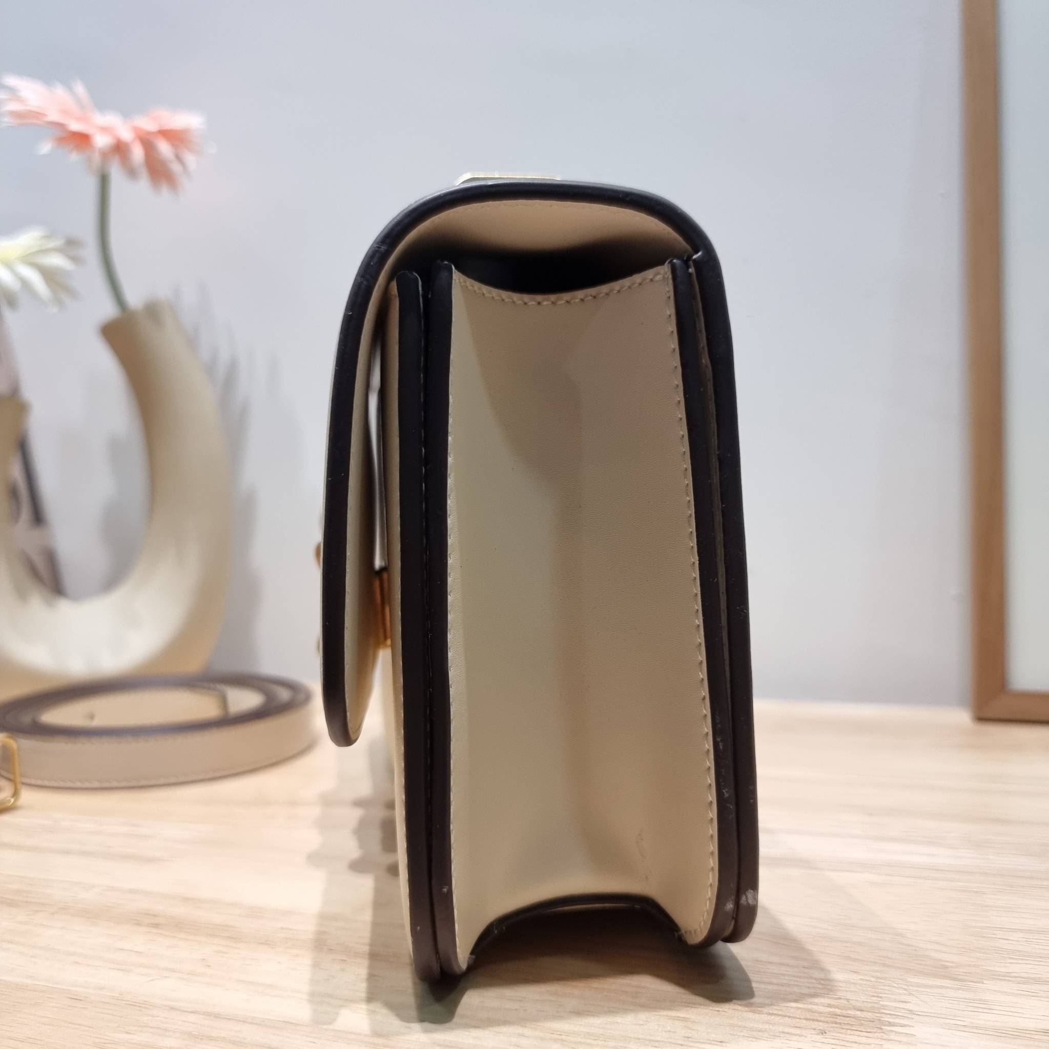 Tory Burch Bag / TORY BURCH ELEANOR CONVERTIBLE SHOULDER BAG รุ่นยอดนิยม กับไซส์ใหม่ ใหญ่จุคุ้ม! กระเป๋าสะพายข้าง ดีไซน์อยู่ทรง เรียบหรู! ผู้ดีกว่าใคร เปิด-ปิดด้วยแถบแม่เหล็ก