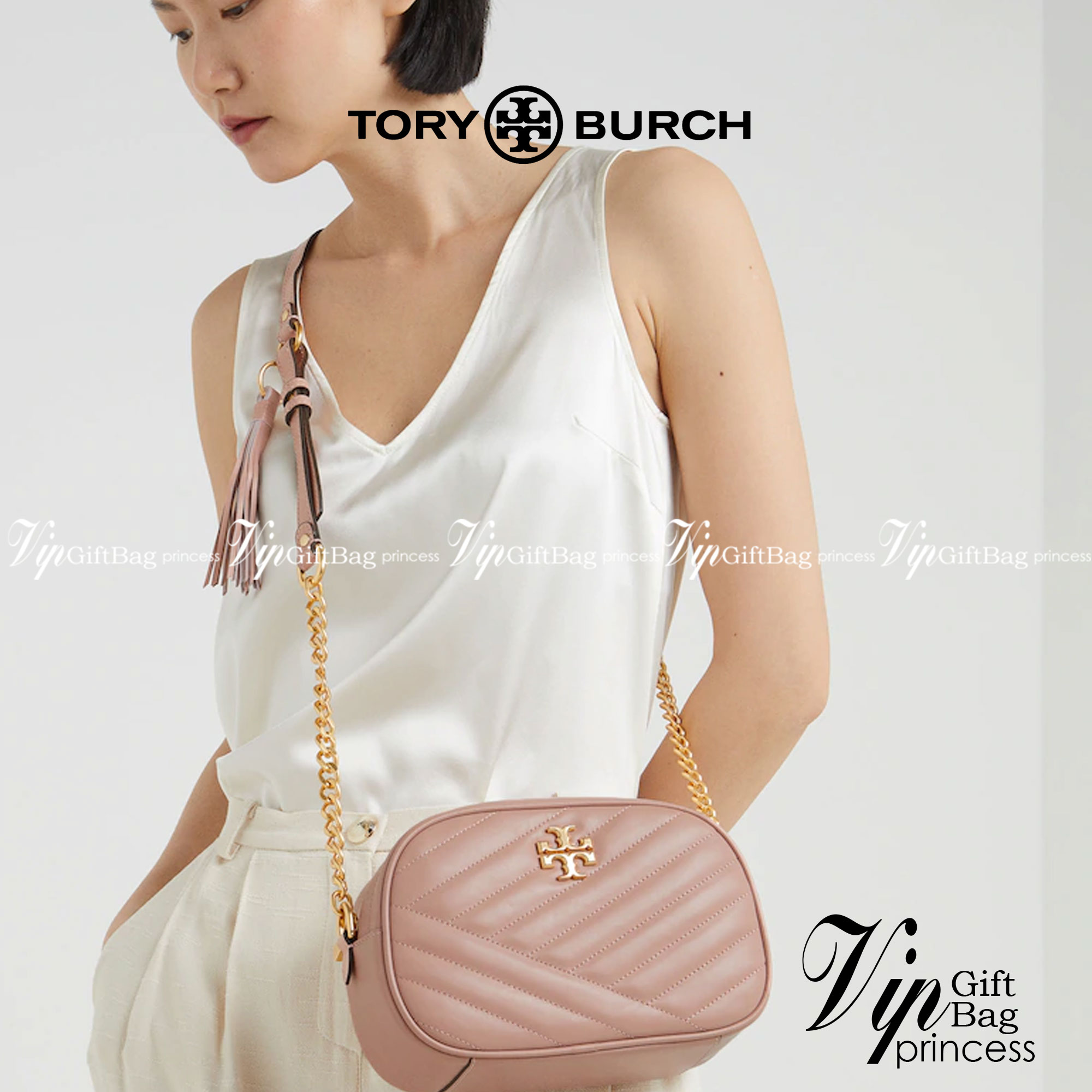 Tory Burch Kira Chevron Small Camera Bag กระเป๋าสะพายทรงกล่อง ซิปบน อะไหล่ทอง สายสะพายยาวแบบครอสบอดี้ งานสวยปั๊มทุกจุดเป๊ะทุกมุม เปิด - ปิดกระเป๋าด้วยซิป ด้านในโล่ง มีช่องซิป 1 ช่อง มาพร้อมสายสะพายยาว ปรับระดับได้ค่ะ