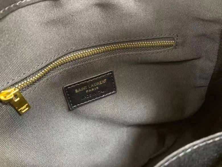 YSL Le 5 a soft hobo bag / YSL Tote 2022 มาใหม่มากก พร้อมส่งที่นี่ที่เดียวเลยค่า กระเป๋าที่สาวๆ ตามหากันหนักจริงๆ ตามรอยคุมโรเซ่ไปเลยค่าา งานเกรดออริจินอล หนังซอร์ฟสวย ภาพสินค้าถ่ายจากงานขายจริง ใช้งานต่างประเทศได้