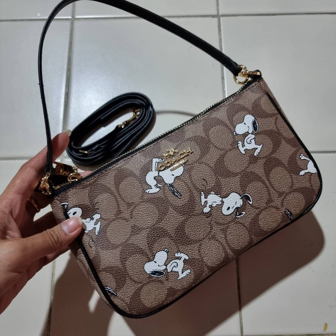 OUTLET 】COACH F36674 TOP HANDLE POUCH IN SIGNATURE WITH SNOOPY PRINT คอลเลคชั่นใหม่ ในสไตล์พอช มาให้ช้อปก่อนใครในไทยจ้า น่ารักน่าใช้ไปอีกกับกระเป๋าสะพายทรงฮิตตลอดกาล ด้วยดีไซน์ที่ออกมาให้ใช้งานได้ง่าย ขนาดกำลังเหมาะ วัสดุแคนวาสทนทาน ดีไปหมดขนาดนี้!! คุณลู
