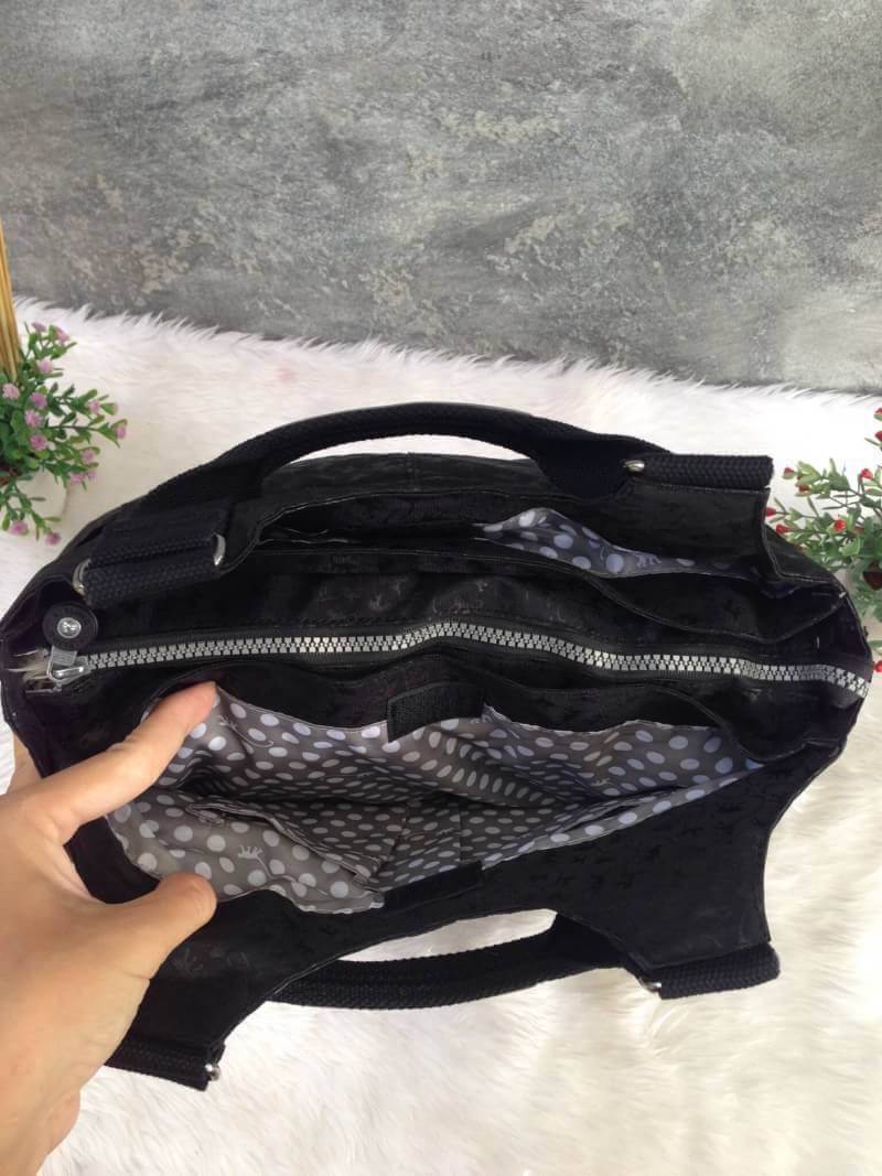 Kipling รุ่น Cicele กระเป๋าสะพายไหล่ใบใหญ่ สวยน่ารัก ตัวกระเป๋าด้านในเป็นช่องโล่งแบบปิดเปิดด้วยซิป มีช่องซิปด้านใน ด้านข้างกระเป๋า มี 2 ช่อง ปิดเปิด ด้วยเทป พร้อมที่ใส่โทรศัพท์ ปากกา และ MP 3 ในส่วนด้านใน และ ด้านข้างกระเป๋า ซ้าย-ขวา เป็นช่องขนาดเล็กสำหรั