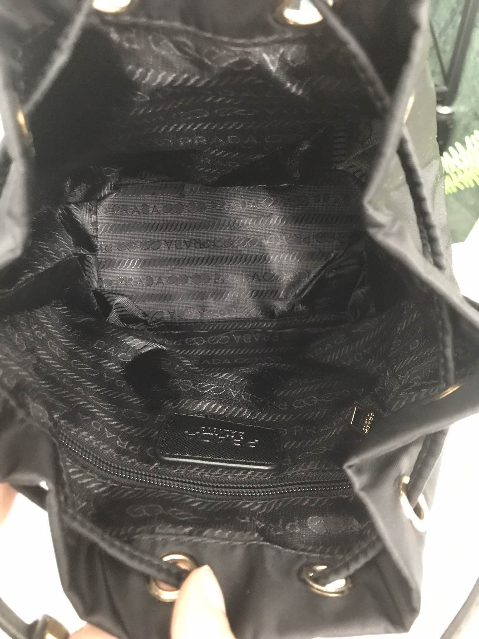 Best seller สินค้าเข้าใหม่ **งานพรีเมี่ยมกิ้ฟจากเคาเตอร์ต่างประเทศ กระเป๋า สวยๆ จาก แบรนด์ PRADA เป็นกระเป๋า ทรง bucket ใบสวยรุ่นหายาก ขนาดกำลังดี **เลิศมาก ใช้แล้วไฮโซ สวยเกินราคาแน่นอนคะ ภายในมีช่องแบ่งเก็บของอย่างดี ใบนี้ ห้ามพลาดเลย มาจำนวนจำกัดนะคะ