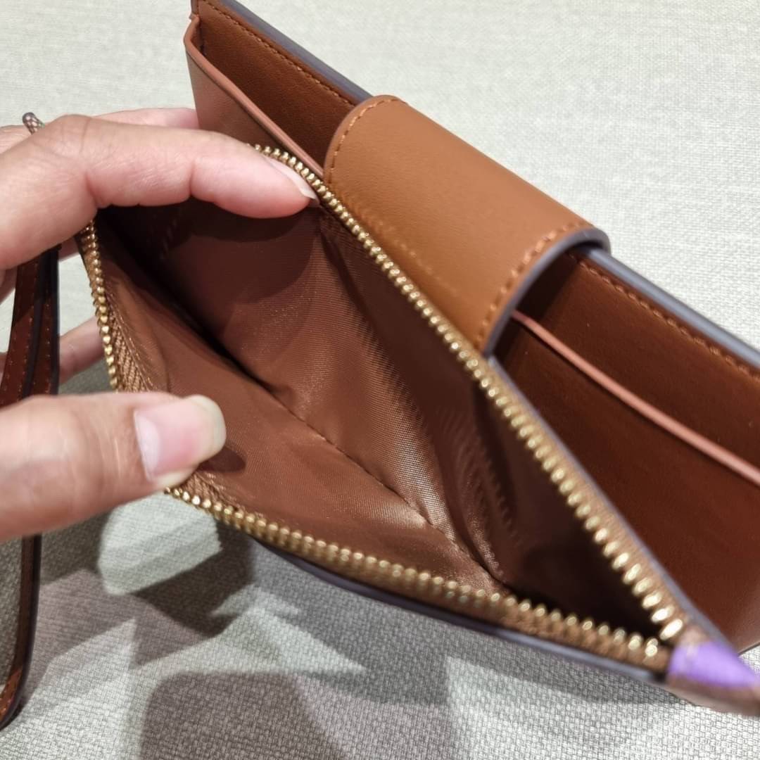 COACH C9944 TECH WALLET IN RAINBOW SIGNATURE CANVAS ดีไซน์ใหม่ คอลเลคชั่นสวยหรู กระเป๋าสตางค์พร้อมสายคล้องมือ ง่ายต่อชีวิตมากจ้า!! มันดี มันพร้อม มันสวยจริงจัง!! ใส่ได้ทั้งบัตร และโทรศัพท์ก็ใส่ได้ทุกรุ่น แถมยังมีช่องซิปแยกไปอีก ช่องเยอะไม่ต้องห่วงจริงๆ วั