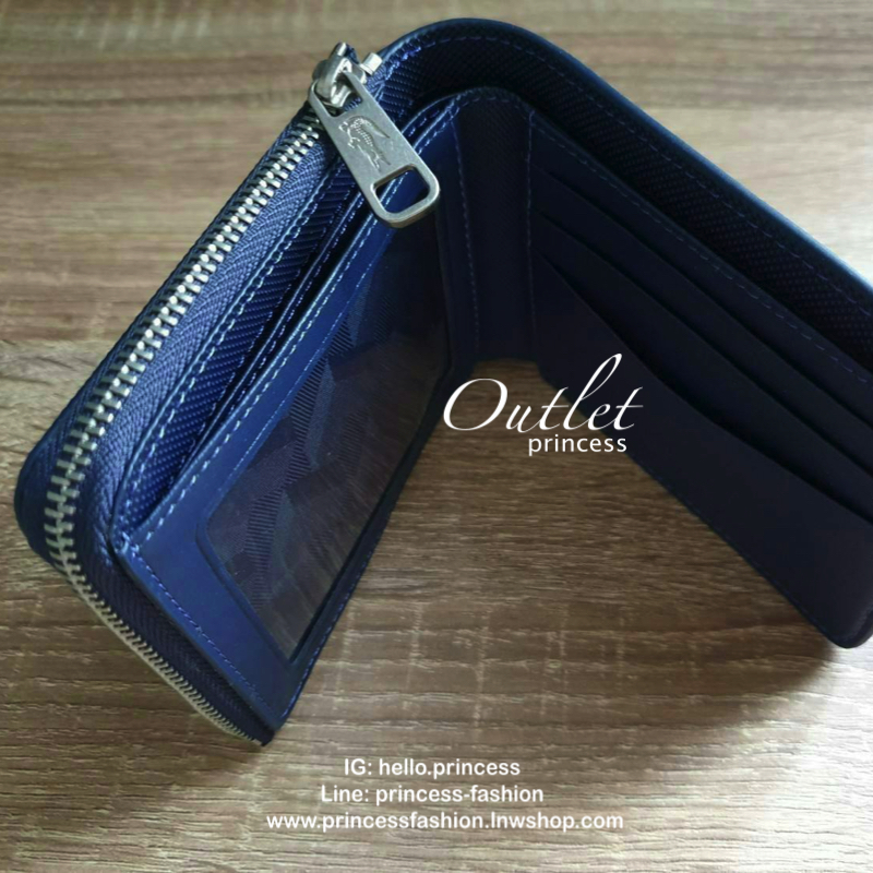 LACOSTE WALLET กระเป๋าสตางค์แบบพับ2ตอนสำหรับผู้ชาย มีช่องใส่บัตร ใส่ธนบัตรแยกเป็นสัดส่วน มีลูกเล่นช่องซิปใส่เหรียญดูเท่ห์ไม่ซ้ำแบบใคร ไม่ว่าจะใช้เองหรือเป็นของขวัญก็สุดคุ้ม