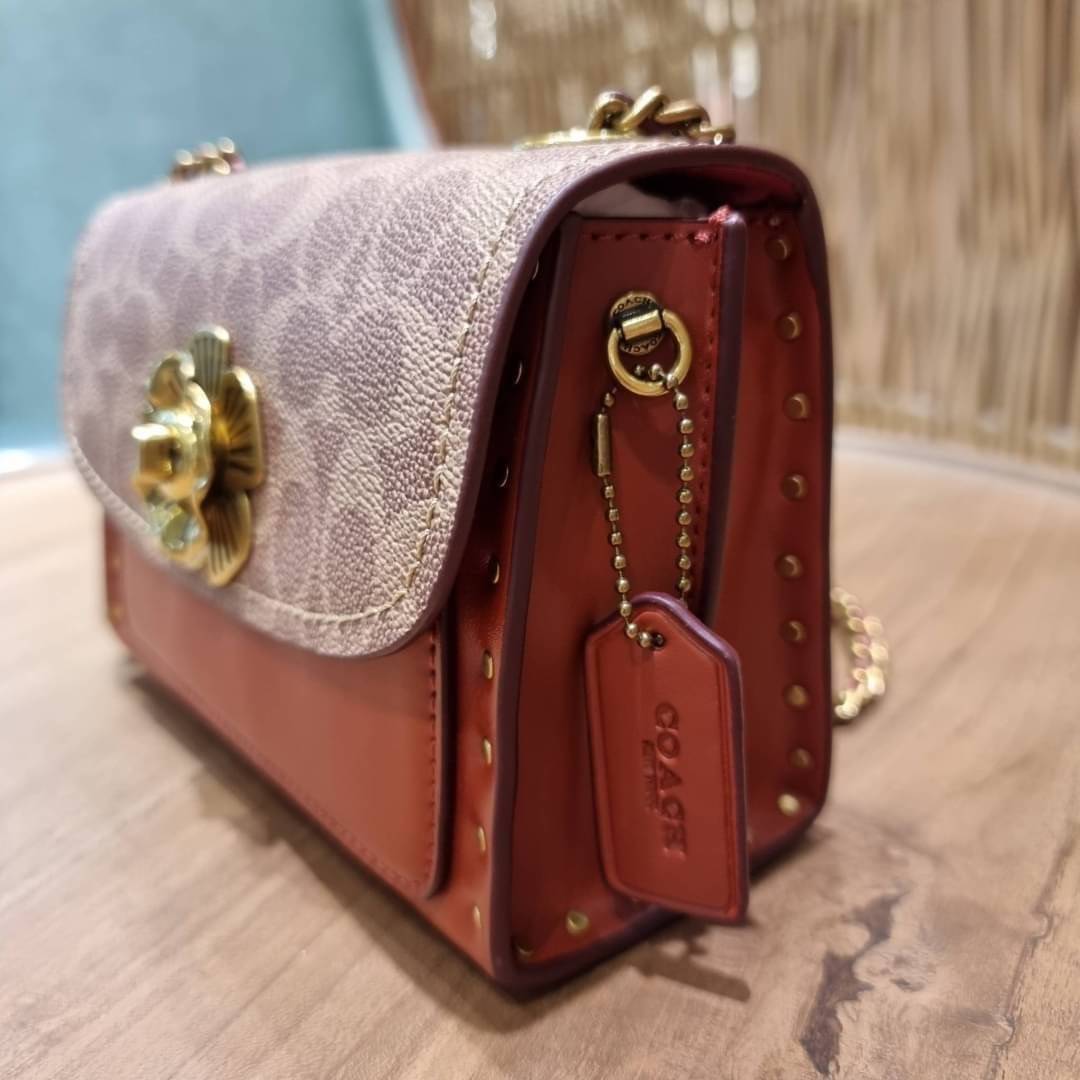COACH 30592 PARKER 18 IN SIGNATURE CANVAS WITH RIVETS ไอเท็มยอดฮิต รุ่นหายาก!! sold out ไปหลายรอบ ก็ยังมีคนรอ!! กระเป๋าสะพายข้าง ไซส์กะทัดรัด พกพาง่าย ดีไซน์สวยด้วยการตอกหมุดเพิ่มดีเทล โดดเด่นด้วยตัวล็อครูปดอกไม้ วัสดุหนังแคนวาสเคลือบลายสลับหนังแท้ ภายในเ