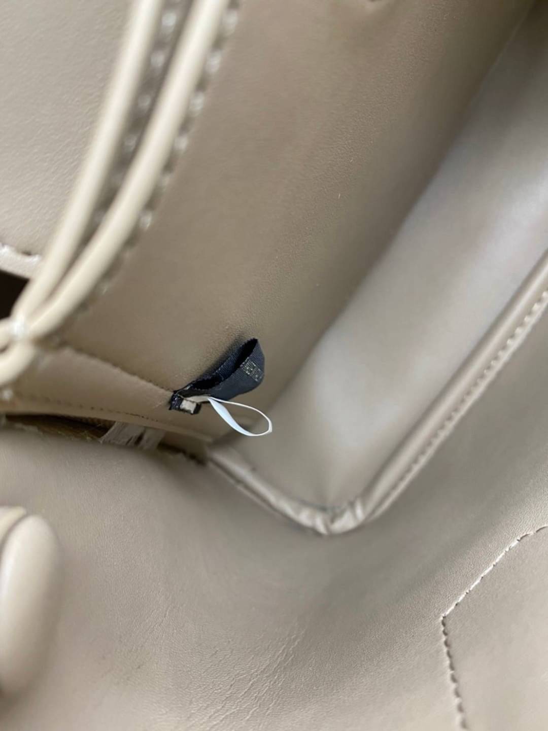 25cm Prada Small Saffiano Leather Double Bag / Prada Double Bag กระเป๋าสะพายพราด้า อีกหนึ่งรุ่นฮิต ให้พื้นที่จุของกว้างขวาง เป็น Tote Bag ใช้งานง่าย ได้ทุกที่ ทุกโอกาส ด้วยขนาดของกระเป๋าที่สามารถจุของได้หลากหลาย เป็นอีกรุ่นที่เหมาะสมสำหรับการเป็น Everyday