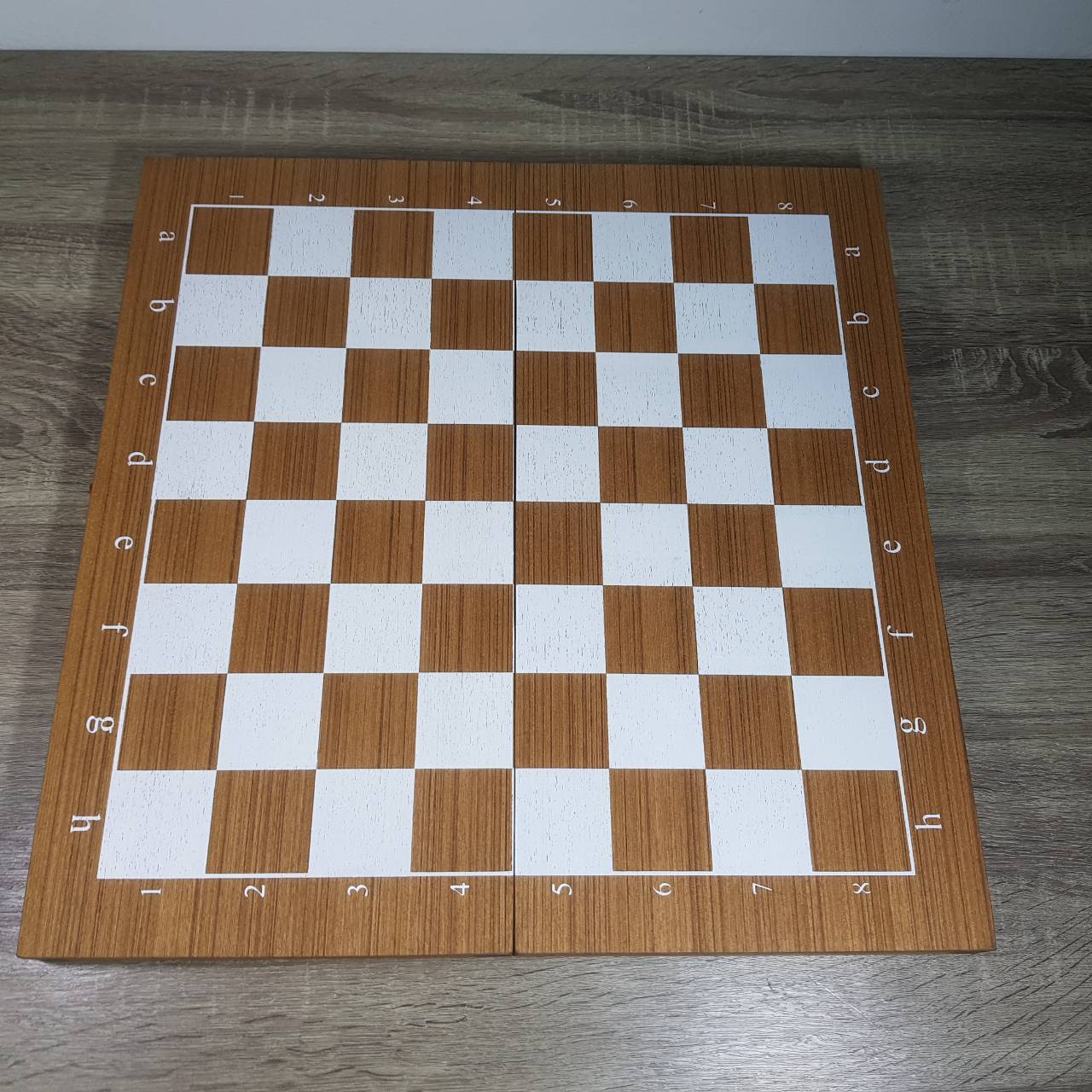 ชุุดหมากรุกสากลช่องสีขาวกระดานไม้พร้อมตัวหมากรุกสากลเรซิ่นมีน้ำหนัก