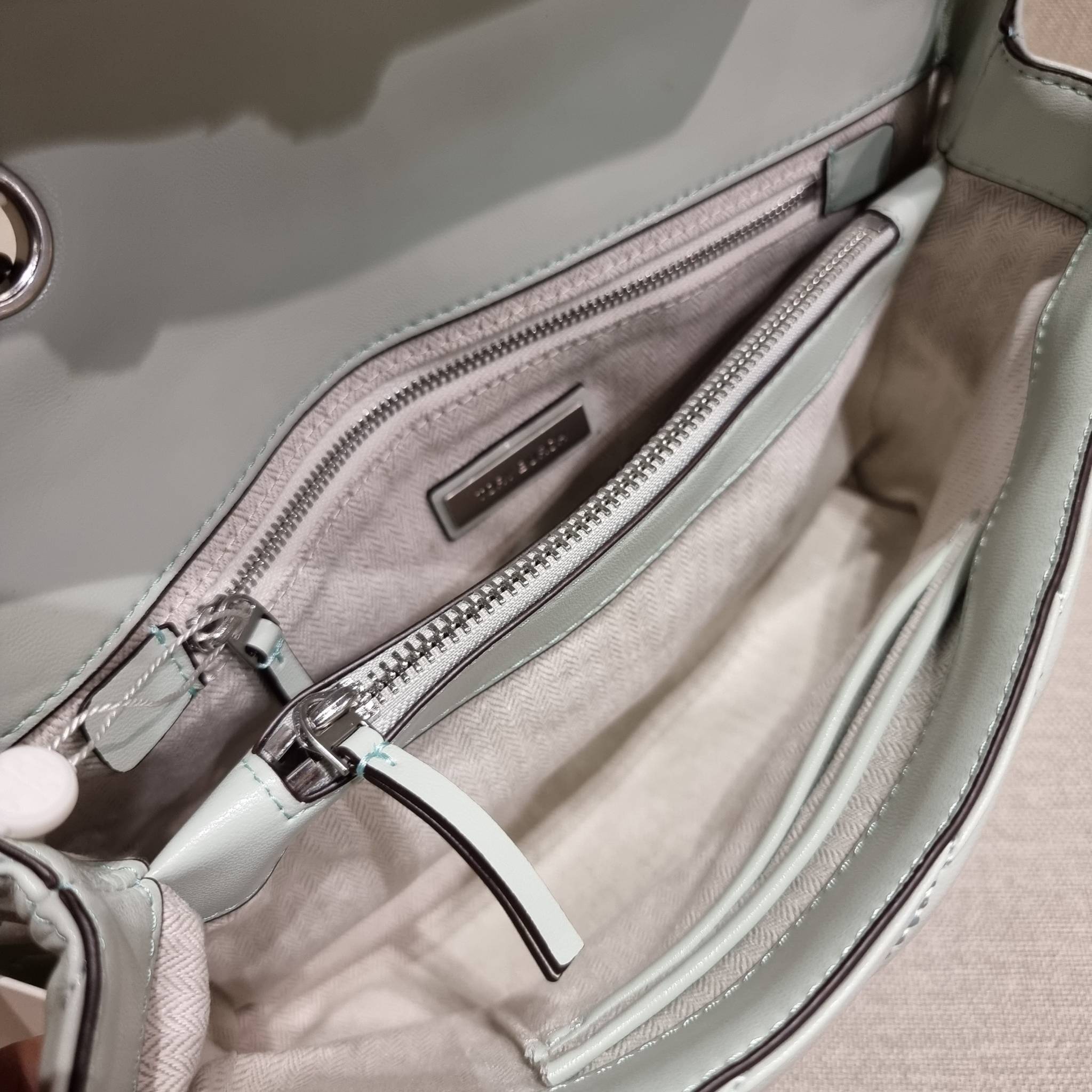 TORY BURCH KIRA CHEVRON CONVERTIBLE SHOULDER BAG กระเป๋าสะพายรุ่นยอดฮิต ไซส์ใหญ่จัดเต็มให้เน้นๆ ใช้ยังไงก็ดูหรู ดีไซน์เฉพาะตัว วัสดุหนังแกะ สัมผัสนิ่ม เปิด-ปิดด้วยกระดุมแม่เหล็ก ภายในเป็นช่องโล่ง แบ่งสัดส่วนไว้ดีมากๆ ใส่กระเป๋าสตางค์ มือถือ เครื่องสำอางค์