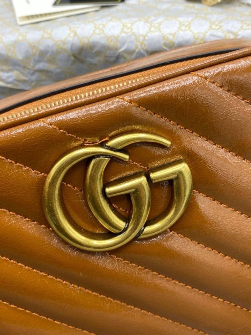 VIP 】หนังแท้ GUCCI GG Marmont small matelassé shoulder bag พร้อมส่งที่ไทย The small GG Marmont chain shoulder bag has a softly structured shape and a zip top closure with the Double G hardware. The chain shoulder strap has a leather shoulder detail. Made 