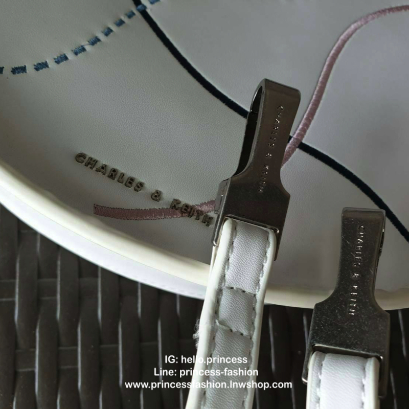 CHARLES & KEITH รุ่น U SHAPE TOP HANDLE BAG CK2-30780786_WHITE ราคาปกติช้อป ( ฿2,590.00 ) กระเป๋าทรงโค้งรูปตัว U วัสดุหนัง PU ลงแพทเทิร์นลวดลาย เส้นด้ายปักแต่งสีสัน บนตัวกระเป๋า เพิ่มความสวยสะดุดตา รับประกันความเก๋!! จะทำให้คุณโดดเด่นไม่เหมือนใคร หูกระเป๋