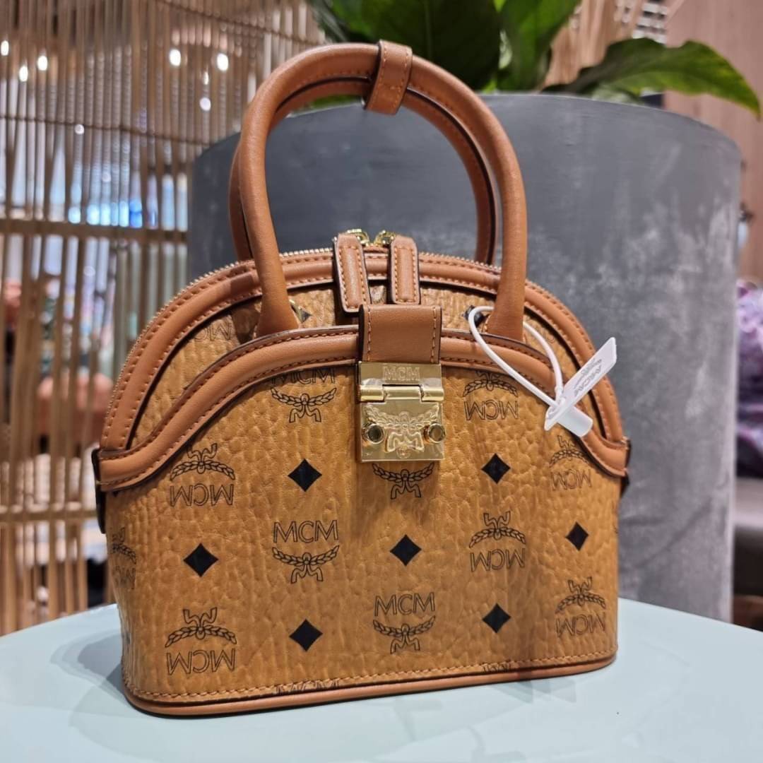 M.C.M SMALL ANNA TOTE คอลเลคชั่นใหม่ดีไซน์ไม่ซ้ำใคร รุ่นนี้เป็น seasonal หายากไปอีก กระเป๋าถือ/สะพายข้าง ทรงยูนีคโดดเด่น น่าใช้ หูจับในตัวมาพร้อมสายรัดเก็บ วัสดุหนังแคนวาสคุณภาพดี ตกแต่งตัวกดล็อคเอกลักษณ์ เปิด-ปิดด้วยซิป ภายในเป็นช่องโล่ง ใส่ของได้สบายๆ ต