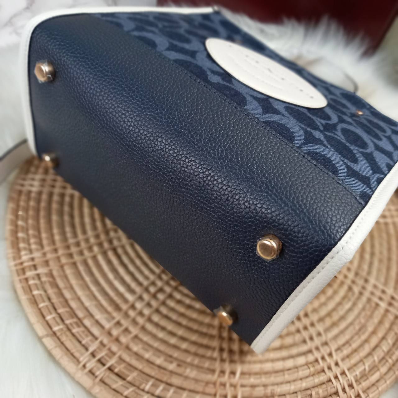 OUTLET 】COACH DEMPSEY TOTE 22 IN SIGNATURE JACQUARD WITH COACH PATCH (C5638) ฮิตมาก พลาดไม่ได้เชียว 🤩ตอกย้ำความแรง กับทรงTOTE ยอดฮิต เวลานี้ ยกให้เลย//กระเป๋าถือ หรือสะพาย มีสายยาว ถอดและ //วัสดุ jacquard ทอลาย signature เก็บดีเทลหนังแท้ ใบนี้สวยค