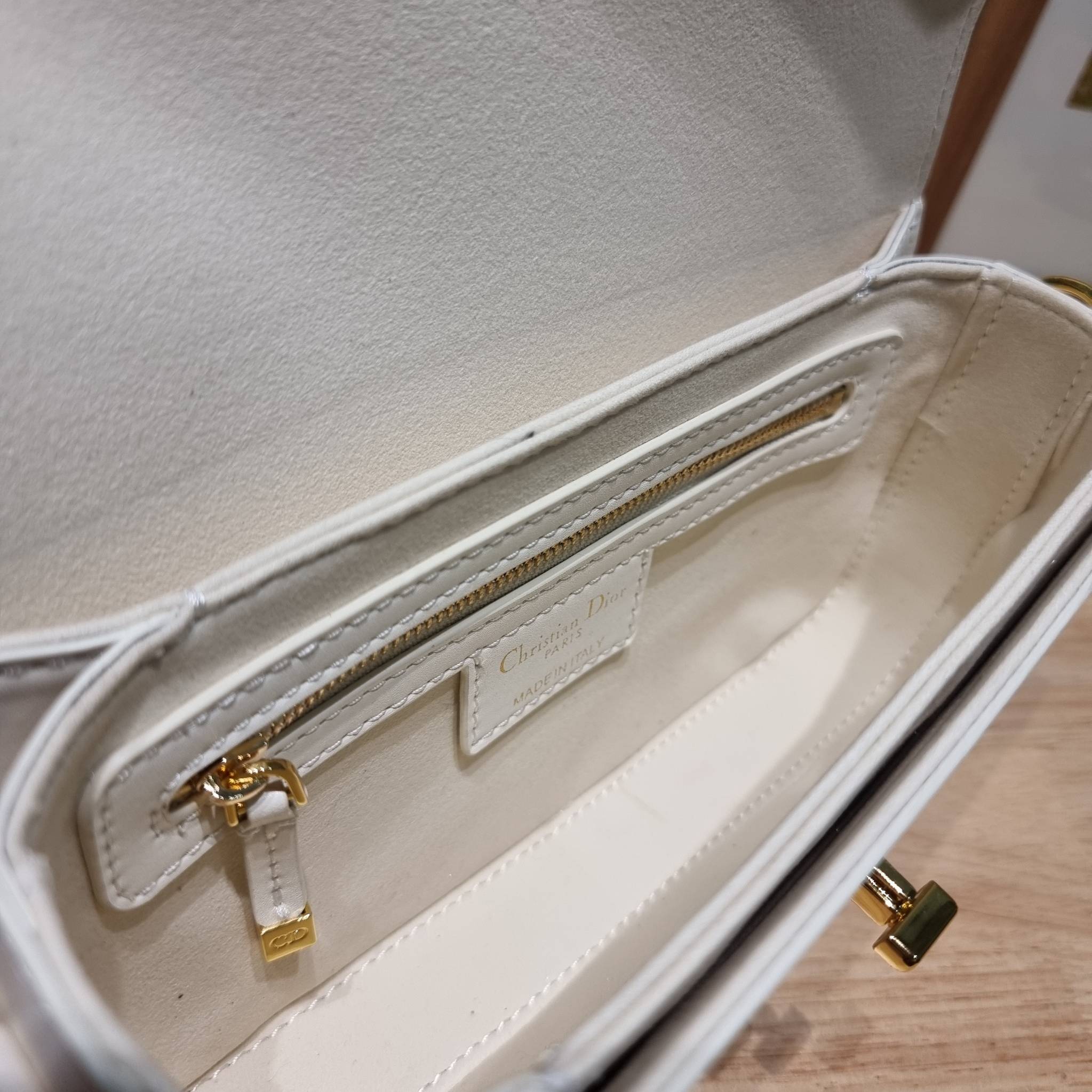 DIOR 30 MONTAIGNE AVENUE BAG สวยหรู ดีเทลแพง ต้องยกให้ไอเท็มนี้เลย กับกระเป๋าสะพายข้าง รุ่นที่ใครเห็นเป็นต้องรัก