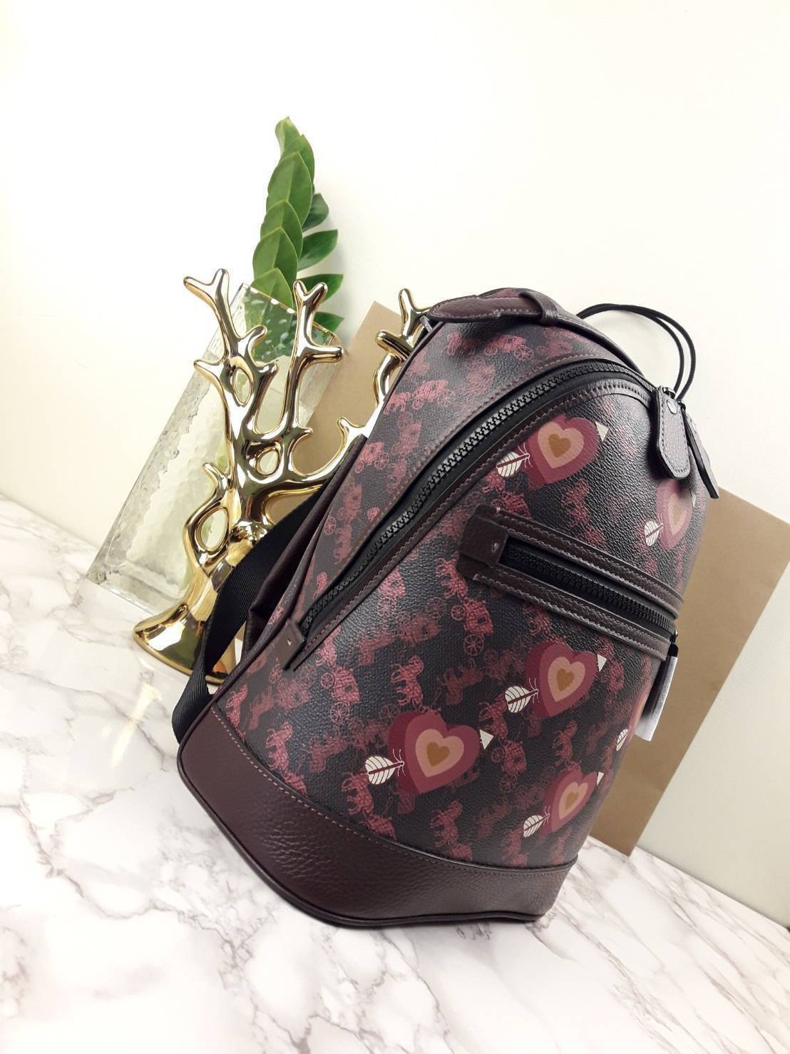 OUTLET 】COACH Barrow Backpack With Horse And Carriage Print And Hearts Oxblood (F79024) โดดเด่น ไม่จำเจ แถมใช้ดีไปอีก< 🌹สวยโดดเด่นอย่างลงตัว💃💃พลาดแล้ว พลาดเลยจ้ารอบนี้ // เป้รุ่นใหม่ canvas ผสมหนังแท้คุณภาพดี หนังนิ่มมือมากๆ ขนา