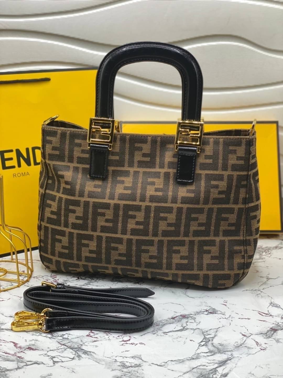 FENDI TOTE BAG 30cm กระเป๋าถือ/สะพายไหล่ ทรงสวย หรู ดูแพงเกินเบอร์!! ⭐️⭐️ วัสดุผ้าท็อปแคนวาสลายแบรนด์เต็มใบ ภายในโล่งกว้าง มาพร้อมหูจับในตัวและสายสะพายไหล่ ใช้งานได้ 2IN1 ✔️👍 ใบนี้จุของได้เยอะมากๆเลยน้า เหมาะกับสาวๆที่สัมภาระเยอะ หรือใช้สะพ