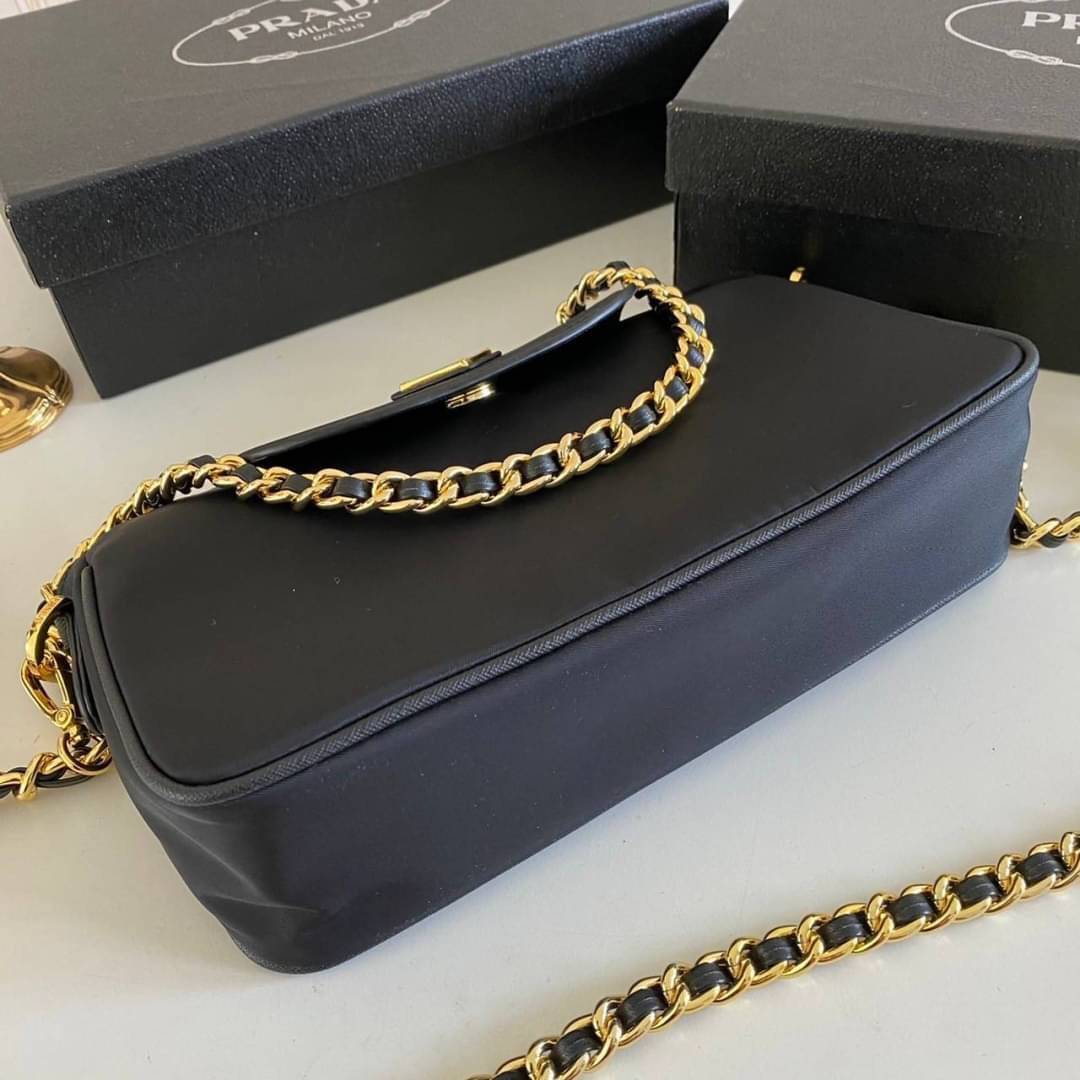PRADA Tessuto Nylon Convertible Clutch Sling Bag / PRADA nylon crossbody bag เกรดใช้สลับใบจริง หนังแท้ ออริจินอล ใช้งานต่างประเทศได้ รุ่นในตำนานจริงๆ ค่ะ ณ ปัจจุบันยังสวยอยู่ และยังเป็นรุ่นนี้ลูกค้าเรียกร้องตลอดจริงๆ อะไหล่ โซ่เงาสวย