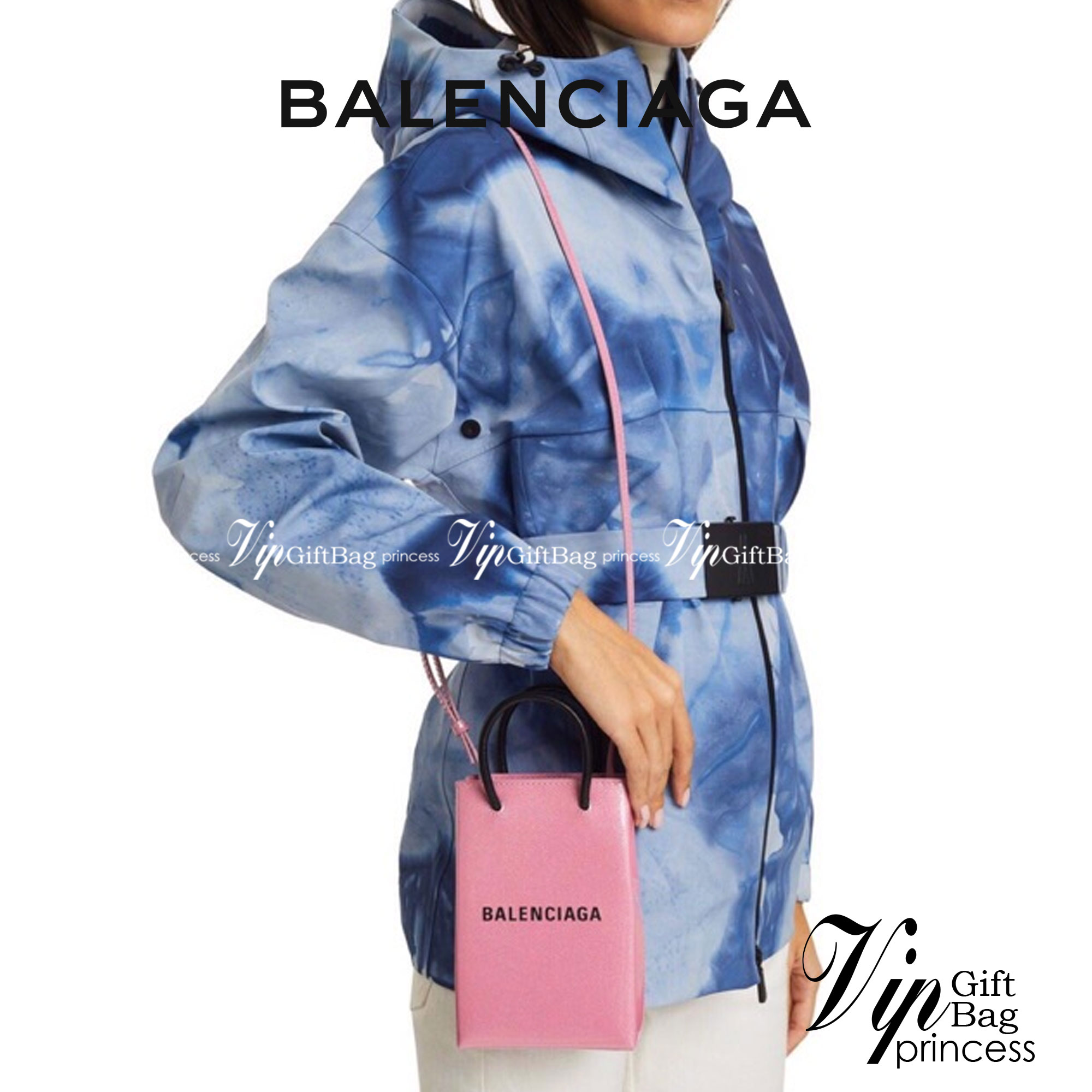 หนังแท้ BALENCIAGA Shopping Phone Pouch leather tote พกกระเป๋าช้อปปิ้งขนาดมินิ ไปทุกที่ในฤดูกาลนี้ ดีไซน์ที่ใช้ได้ทุกวันตั้งแต่หนังแบบมีเท็กซ์เจอร์ ภาพสินค้าถ่ายจากงานขายจริง ใช้งานต่างประเทศได้