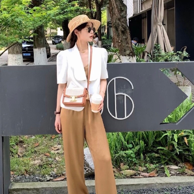 พร้อมส่งรุ่นขายดี!! CELINE CROSSBODY VIP GIFT WITH PURCHASE GWP กระเป๋าพรีเมี่ยมกิ๊ฟ Limited จาก PARFUME DUTYFREE COUNTER สวยอยู่ทรงเปิดปิดด้วยตัวล้อคด้านหน้า ภายในมีช่องใส่ของหลัก พร้อมช่องซิป ใส่กระเป๋าสตางค์กลาง + มือถือได้ ทรงนี้กำลังมาแรงมาก แมชต์ลุค