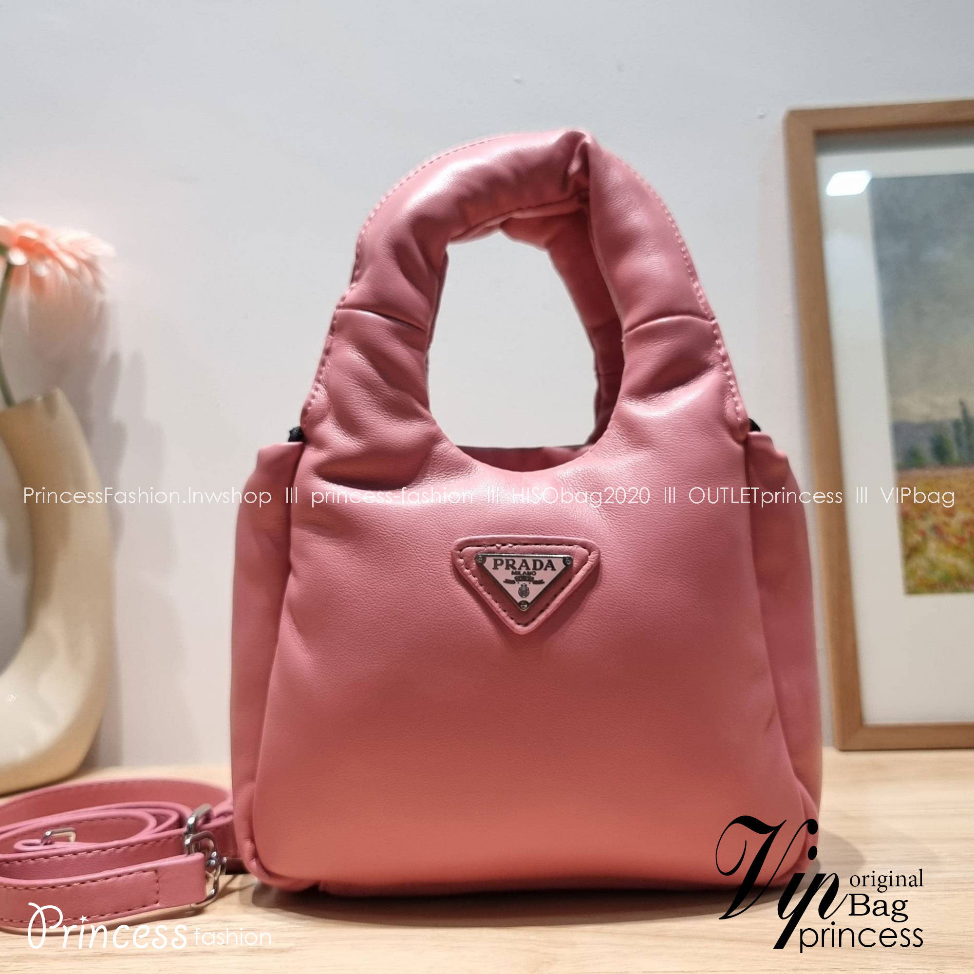 PRADA Small padded Soft nappa-leather bag พร้อมส่ง 4 สี น้องใหม่ล่าสุด กับคอลเลคชั่นที่ทำออกมาตอบโจทย์ได้ทุกไลฟ์สไตล์ **ราคาพิเศษสุดคุ้ม งานสวยเกินราคา