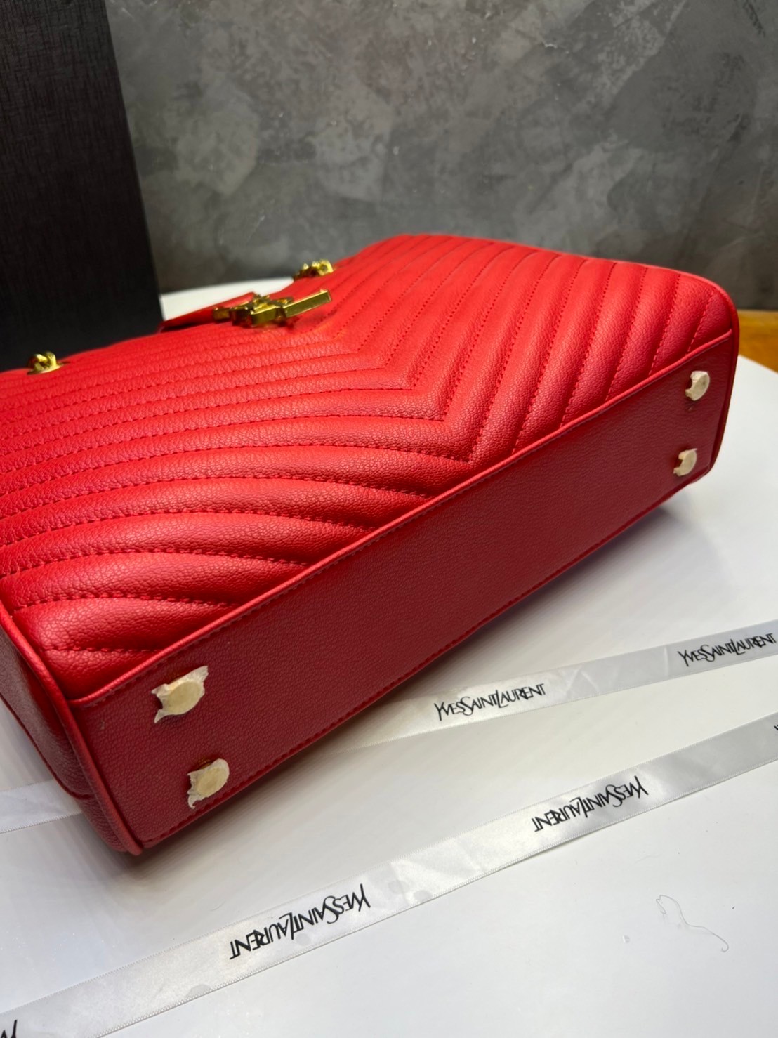 หนังแท้ Saint Laurent YSL Monogram Shopping Large Tote Bag กระเป๋าทรงช้อปปิ้งใบใหญ่ จุของได้เยอะ ภายในแบ่ง 2 ช่อง พร้อมซิปช่องกลาง ภาพสินค้าถ่ายจากงานขายจริง ใช้งานต่างประเทศได้