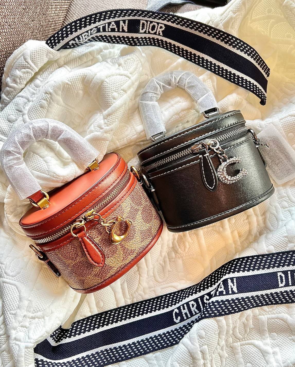 COACH TRAIL CROSSBODY 12 IN SIGNATURE CANVAS CE768 // CE769 มอบเป็นของขวัญปีนี้ รุ่นนี้ต้องเข้าแล้วล่ะคะ พร้อมส่งที่ไทยจำนวนจำกัด! ได้ล๊อตเปิดตัวราคาดีสุดมาค่ะ🎁มอบทันใช้ในช่วงเทศกาลปีใหม่นี้กันค่าา สวยไร้ที่ติ ✔️กระเป๋าใส่ของจำเป็นจุกจิก หน