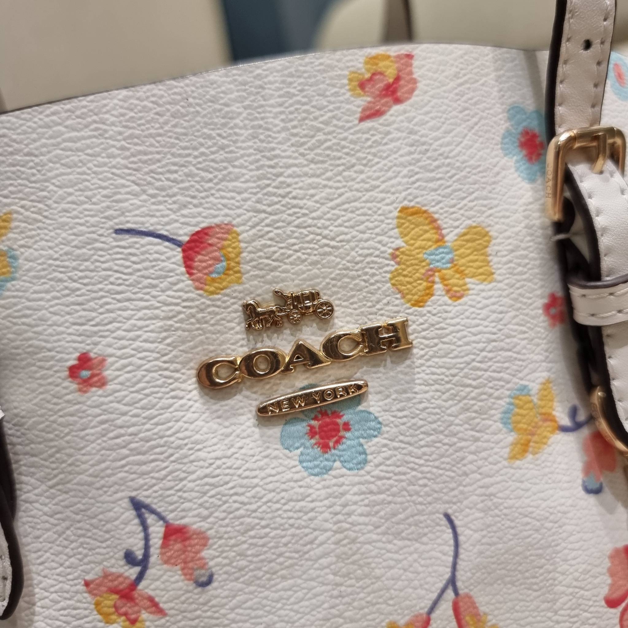 COACH C8612 MOLLIE TOTE 25 IN SIGNATURE CANVAS WITH MYSTICAL FLORAL PRINT คอลใหม่ล่าสุด ยังไม่เข้า shop ไทย สวยๆแบบไม่ต้องรอพรีฯให้ยาวนาน กับกระเป๋าโท้ทไซส์เล็กที่สาวๆต่างก็ต้องปักใจรัก สวยสมใจ ดีไซน์ลวดลายดอกไม้ คละเคล้าเต็มใบ ดูละมุน สดใส น่าใช้สุดๆ วัส