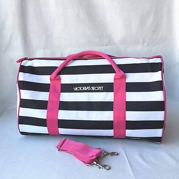 กระเป๋าเดินทาง Victoria's secret สีสันสดใส จุของได้เยอะมาก สารพัดจัดเก็บได้หมด มีสายสะพายให้ด้วยนะคะ สาวๆเดินทางบ่อยไม่ควรพลาดใบนี้เลยค่ะ แท้!! สินค้าพรีเมี่ยม จากเคาน์เตอร์ต่างประเทศ พร้อมส่งที่ไทยไม่ต้องรอพรีฯ