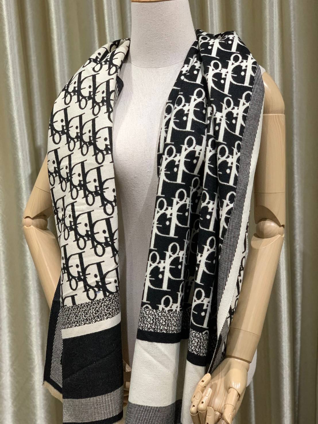 CHRISTIEN DIOR PARIS VINTAGE SILK SCARF สุดเอ็คเซ็คคลูทีฟกับแบรนด์ดังจากปารีส ด้วยงานพรีเมี่ยมกิ้ฟ ส่งมอบความรู้สึกดีๆให้กับคนที่คุณรัก ในรูปแบบผ้าพันคอและผ้าคุมไหล่ผืนใหญ่ให้ความอบอุ่น ถักทอด้วยผ้าcashmereลายวินเทจ มาพร้อมกล่องแบรนด์และถุงกระดาษกลายเป็นข