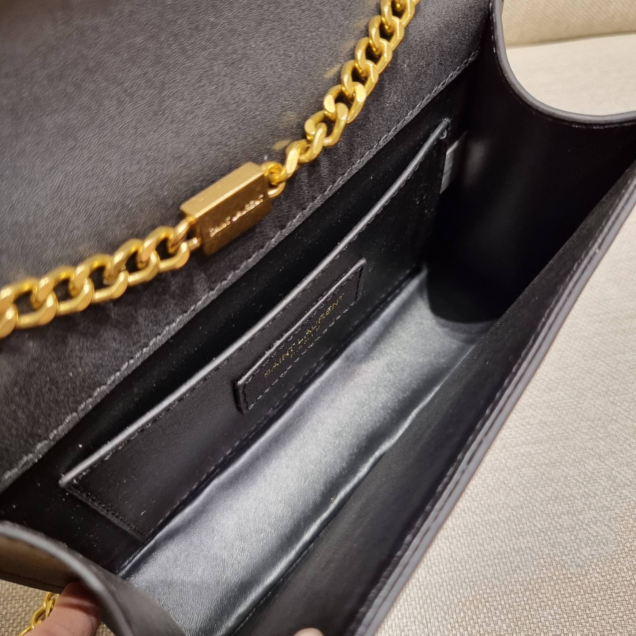 Yves Saint laurent small kate bag สุดหรู ทรง woc ที่แสนจะฮอตปรอทแตก ดีไซน์เรียบ แต่แอบมีดีเทลความหรูที่พู่ห้อยสีทองโดดเด่น เพิ่มความแพงอีกหนึ่ง วัสดุหนังแท้สัมผัสดีงาม ใช้งานง่ายเพียงแค่เปิด-ปิดด้วยกระดุมแม่เหล็ก ภายในเป็นช่องโล่ง มีช่องใส่บัตร ใส่มือถือ 