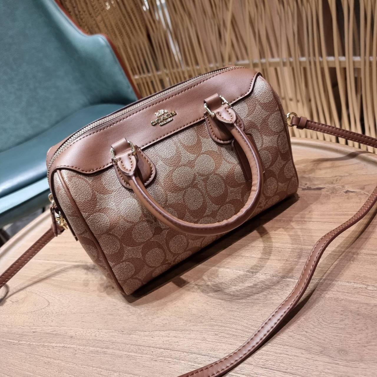 COACH F32203 MINI BENNETT SATCHEL IN SIGNATURE CANVAS กลับมาอีกครั้ง!! กับกระเป๋าทรงหมอนยอดฮิต 🥳 มีกี่สีก็ขายหมด วัสดุหนังแคนวาสเคลือบลาย ทรงสวยใช้งานได้ทุกโอกาส ภายในโล่งกว้างใส่ของได้เยอะ มีหูจับในตัว และสายสะพาย crossbody ปรับได้ตามตัว ใบนี้ไม่