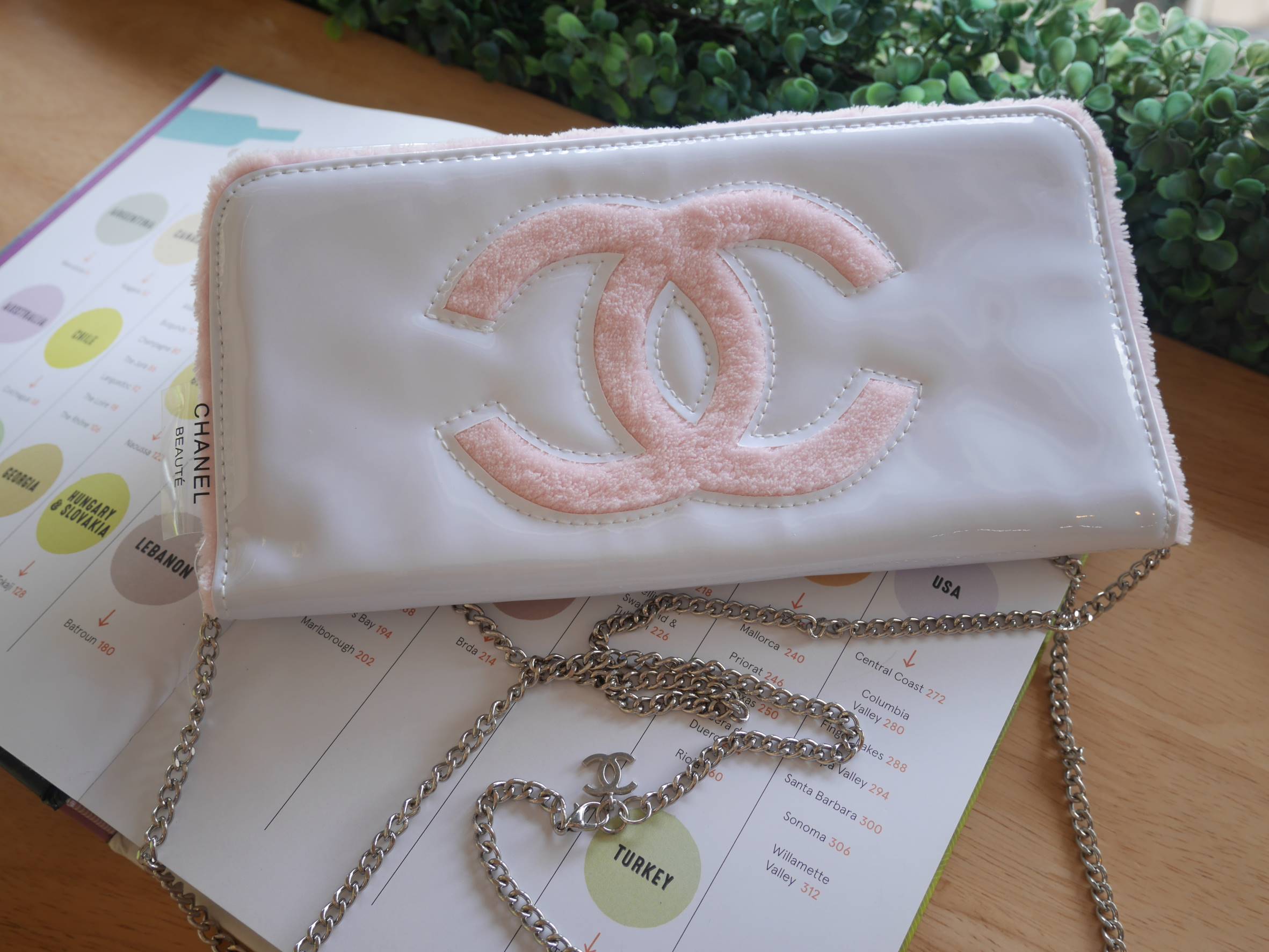 Best sellerแห่งปี! ต้องกดเลิฟให้ใบนี้เลย กระเป๋าclutch & shoulder bag งานพรีเมี่ยมกิ้ฟ จากเคาเตอร์ต่างประเทศ จากแบรนด์ Chanel เป็นกระเป๋าหนังแก้วเงา สวยหรู ตามแบบฉบับของแบรนด์เลย ตัวกระเป๋าขนาดกำลังดี ใส่มือถือได้ทุกรุ่น สามารถเก็บสายถือเป็นคลัชออกงานได้ค