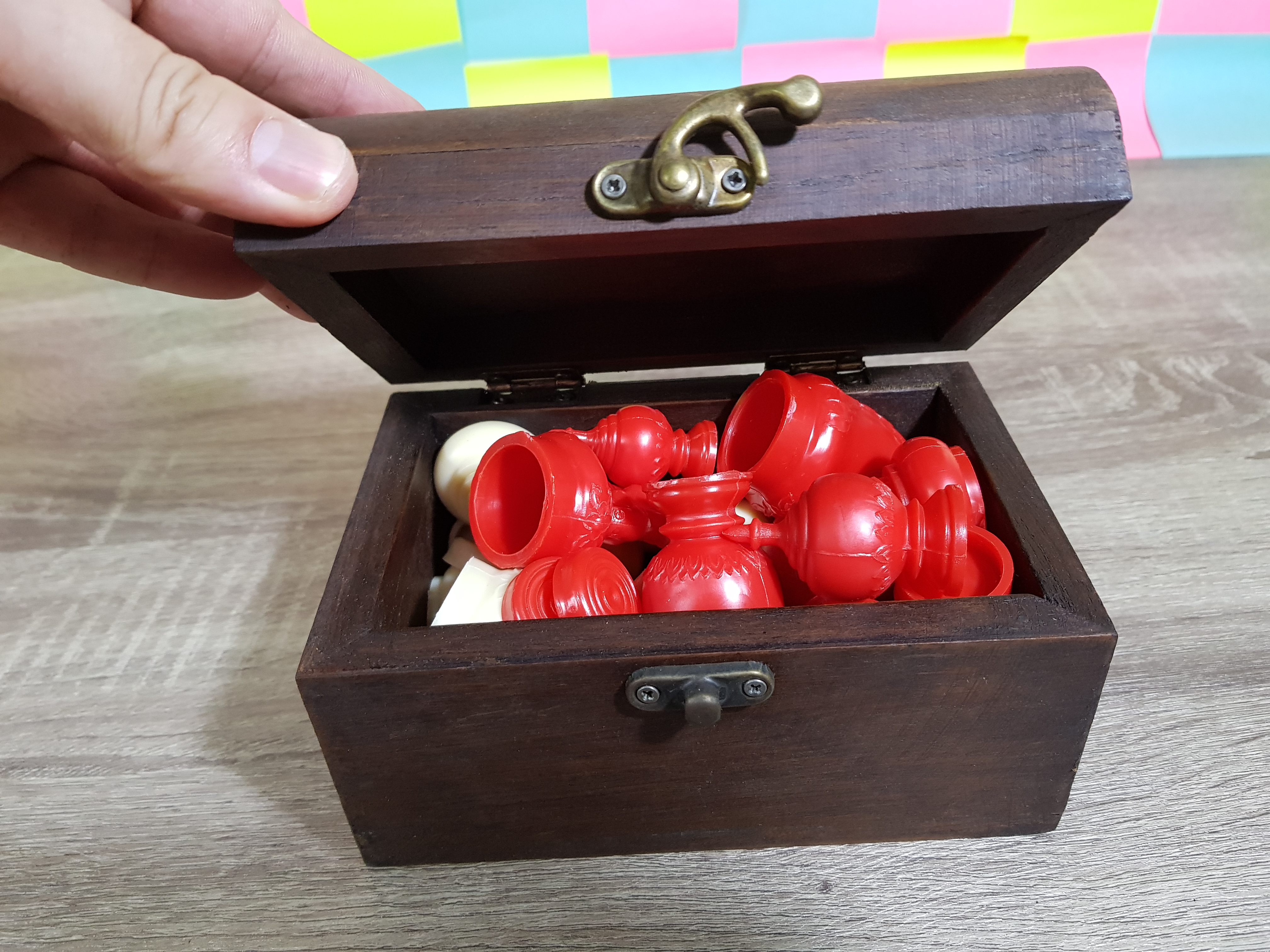 ตัวหมากรุกไทยพลาสติกพร้อมกล่องไม้สักสีน้ำตาลเข้ม