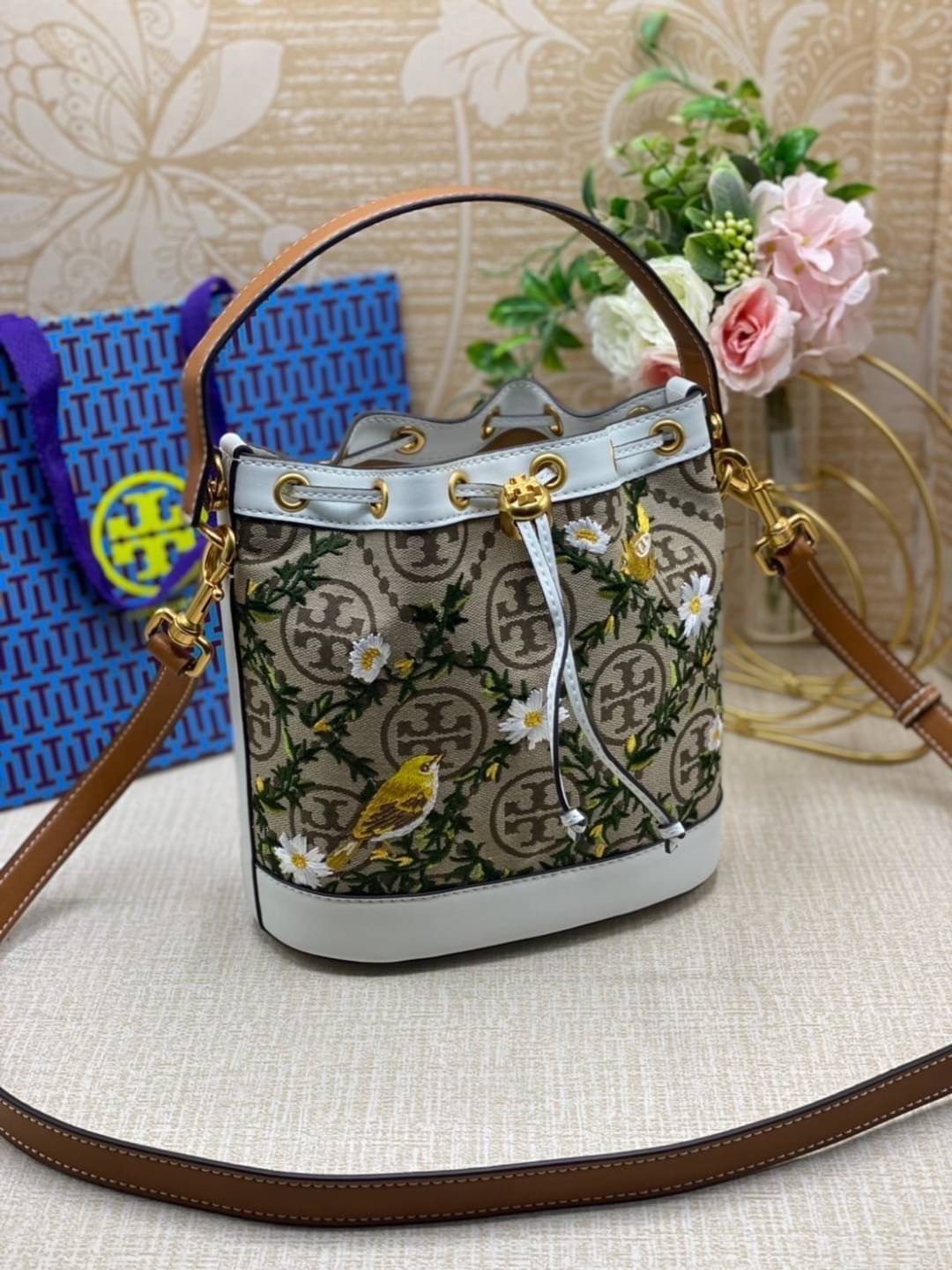 TORY BURCH T Monogram Jacquard Embroidered Bucket Bag แรร์ไอเท็มรุ่นยอดฮิต ใบใหญ่ไซส์กำลังดี!! ที่สุดของรุ่นที่ตามหา!! สวยสุดกับดีไซน์ลายปัก ที่ดูแพง!! กระเป๋าบัคเก็ตทรงสวย