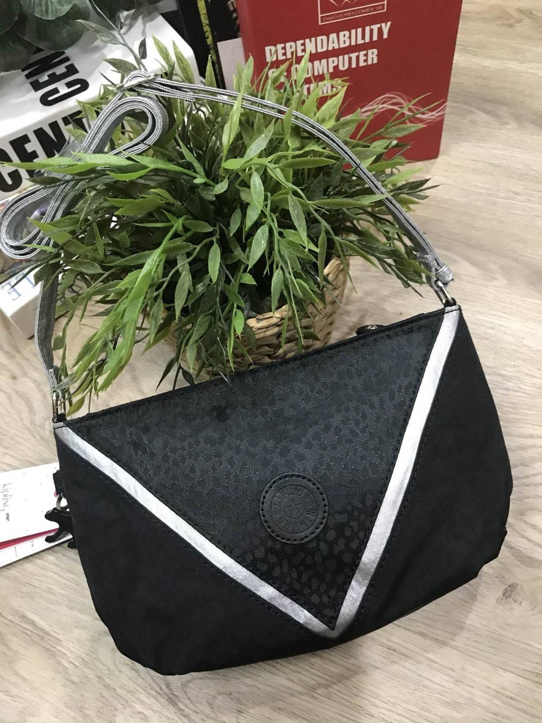 NEW ARRIVAL! KIPLING WOMENS PARTY SHOULDER BAG กระเป๋าสะพาย Party Bag รุ่นใหม่ล่าสุดวัสดุ Nylon + Polyester 100% กันน้ำ น้ำหนักเบา เปิดปิดด้วยซิป หัวซิปแบรนด์ ภายในมีโลโก้และช่องซิป ใส่กระเป๋าสตางค์ ของใช้จุกจิกได้เยอะ สายสะพายยาวปรับได้ 5 ระดับ พร้อมพวงก