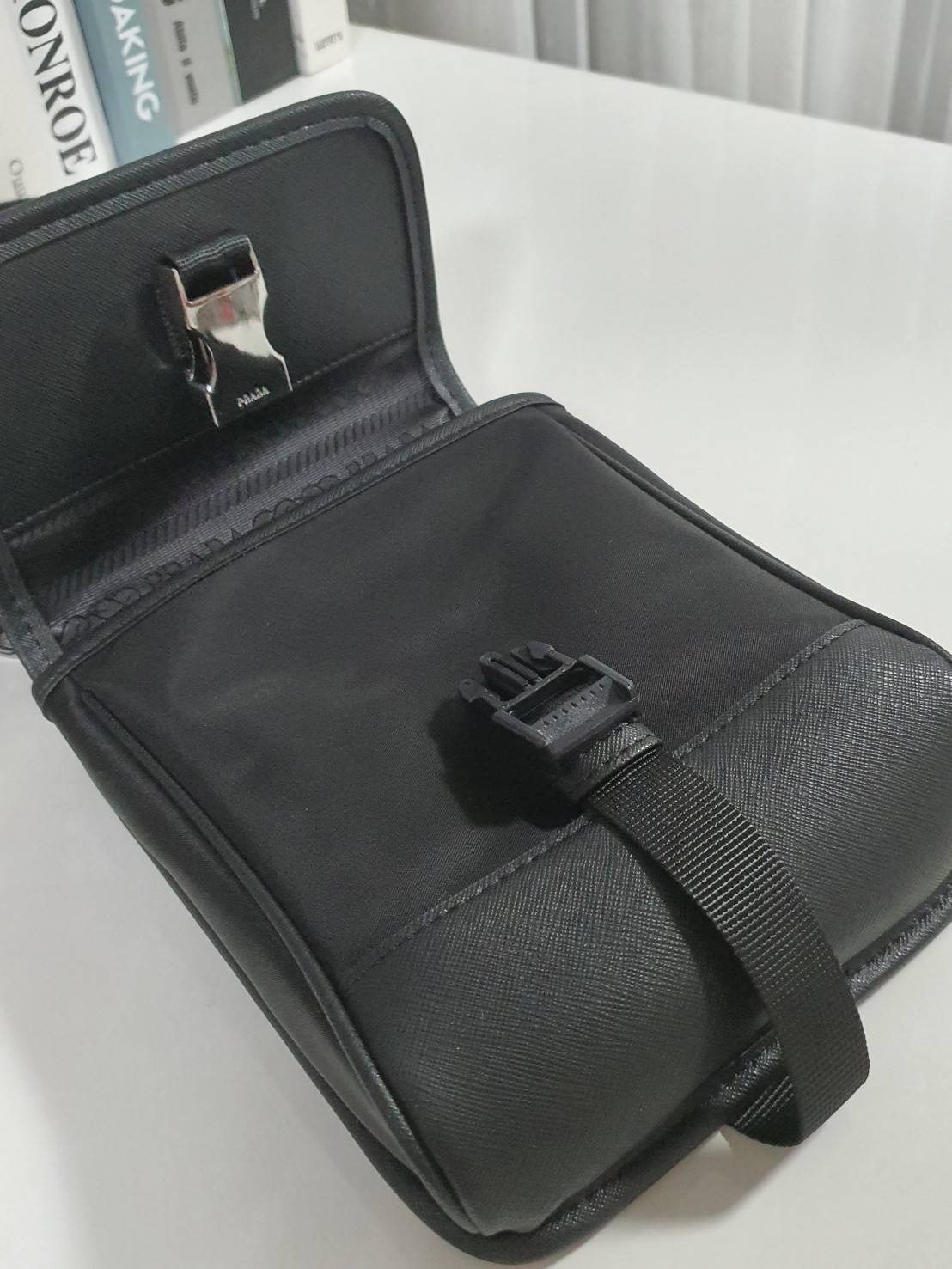 รุ่นใหม่ล่าสุด 2020 !!! Prada crossbody nylon bag ขนาดกะทัดรัด พกพาสะดวก วัสดุทำจากผ้าไนล่อน สามารถกันน้ำได้ อะไหล่เงินทั้งใบ เปิดปิดด้วยตัวล็อคแบบ บีบ ด้านในมีโลโก้อยู่ที่ฝากระเป๋า ภายในมีช่องเล็กแยก มีการบุผ้าลายแบรนด์อย่างดี สามารถใส่มือถือได้ทุกรุ่น ก