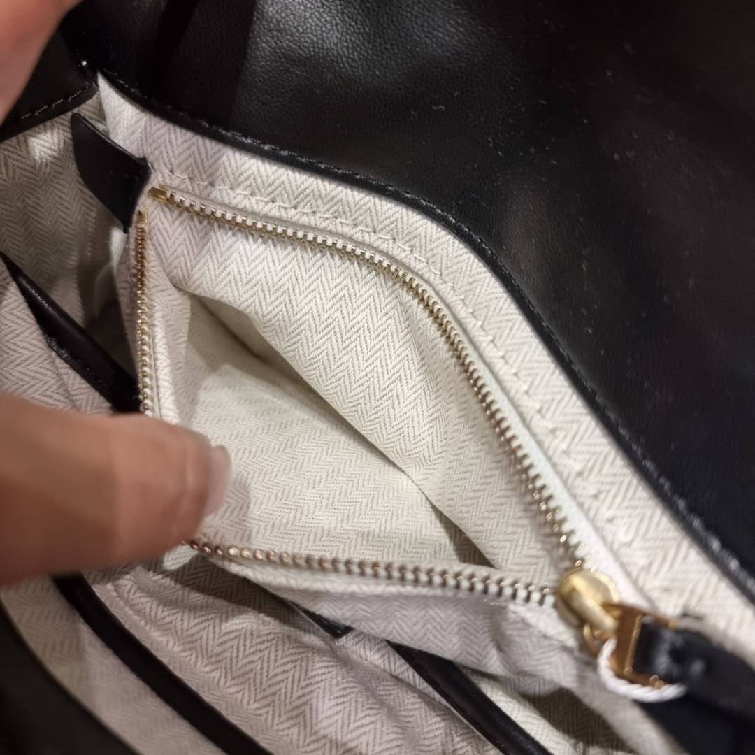 TORY BURCH KIRA CHEVRON CONVERTIBLE SHOULDER BAG (SMALL / MEDIUM) กระเป๋าสะพายรุ่นยอดฮิต ไซส์คลาสสิค ที่ใช้ยังไงก็ดูหรู ดีไซน์เฉพาะตัว วัสดุหนังแกะ สัมผัสนิ่ม เปิด-ปิดด้วยกระดุมแม่เหล็ก ภายในเป็นช่องโล่ง ใส่กระเป๋าสตางค์ มือถือ เครื่องสำอางค์ พาวเวอร์แบงค