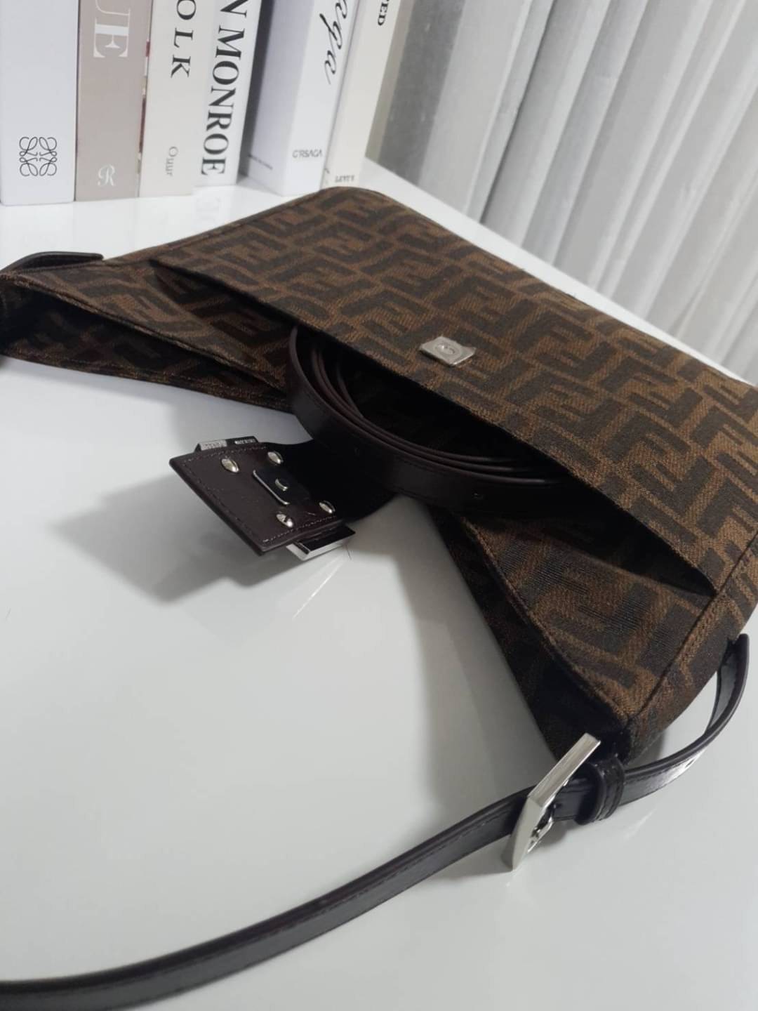 รุ่นใหม่แนะนำ!! FENDI BAGUETTE BROWN FABRIC BAG (GWP) พรีเมี่ยมกิ๊ฟ Limited Edition จาก FENDI วัสดุ CANVAS พิมพ์ลายแบรนด์ เปิดปิดด้วยฝาปิดกระดุมแม่เหล็ก ภายในมีช่องใส่ของแยกสองช่องใหญ่ พร้อมช่องซิปอีกช่อง สามารถใส่กระเป๋าสตางค์ยาว iphone เงิน ของจุกจิกได้
